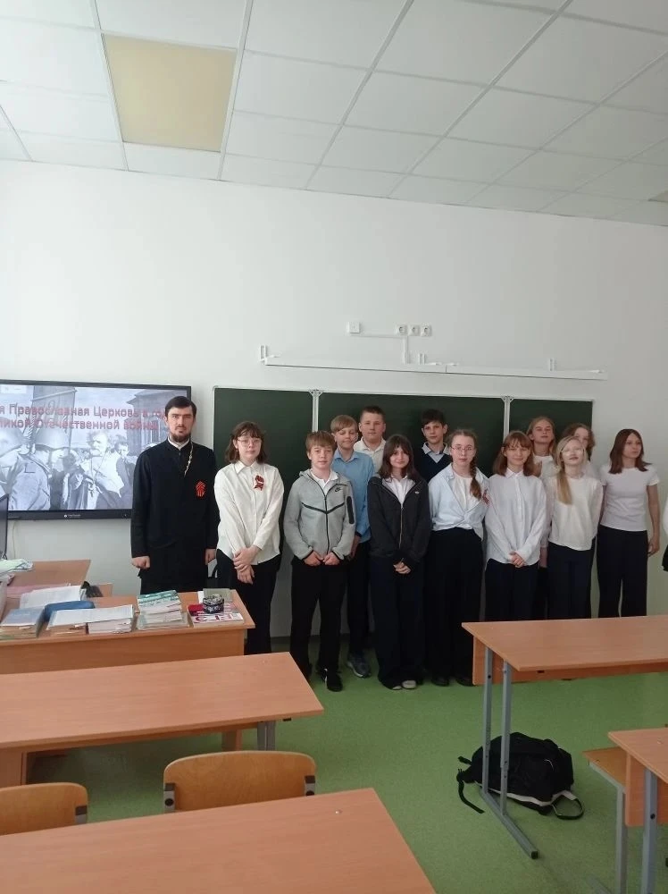 8 мая отец Роман Королев провел занятия  в 3 и 6 классах нашего центра, на которых рассказал  о роли