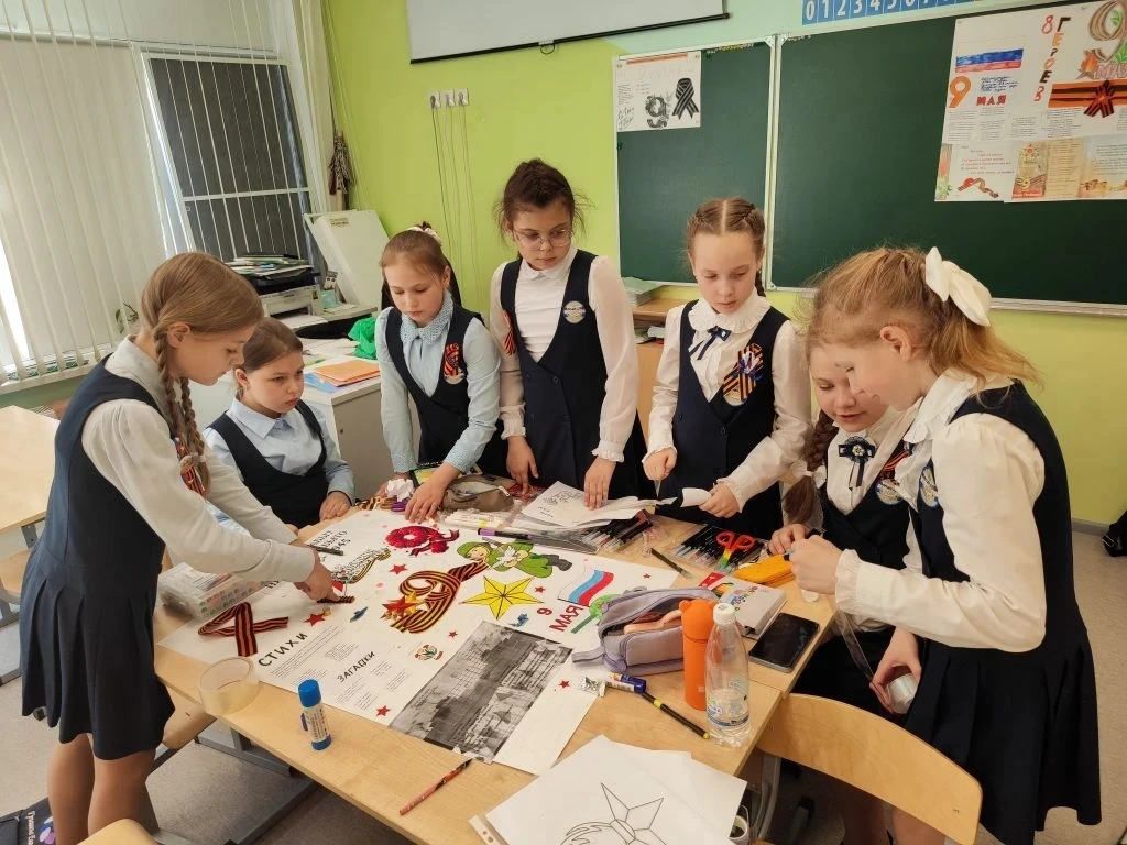 🎖️Подвиг глазами детей🎖️  🎖️Обучающиеся 4 «Б» класса подготовили плакаты, посвящённые Великой Победе