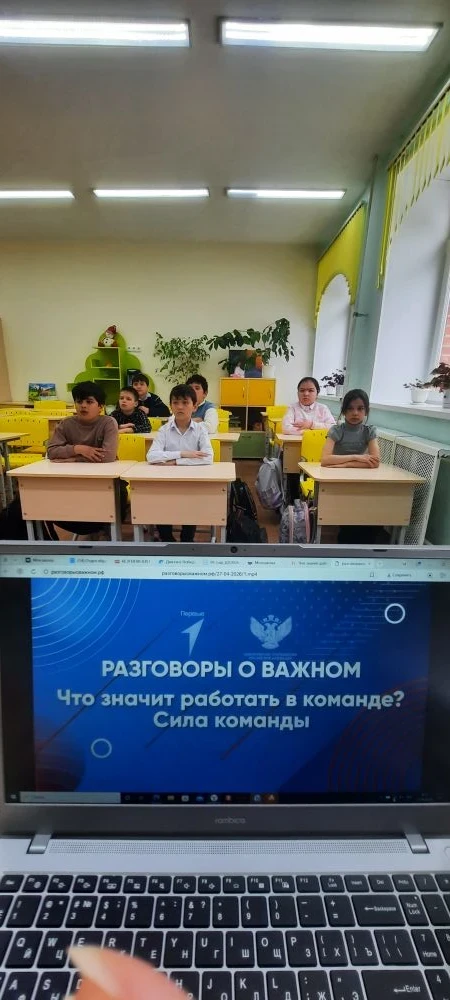 🇷🇺Новая учебная неделя в школе традиционно началась с торжественного поднятия флага и...