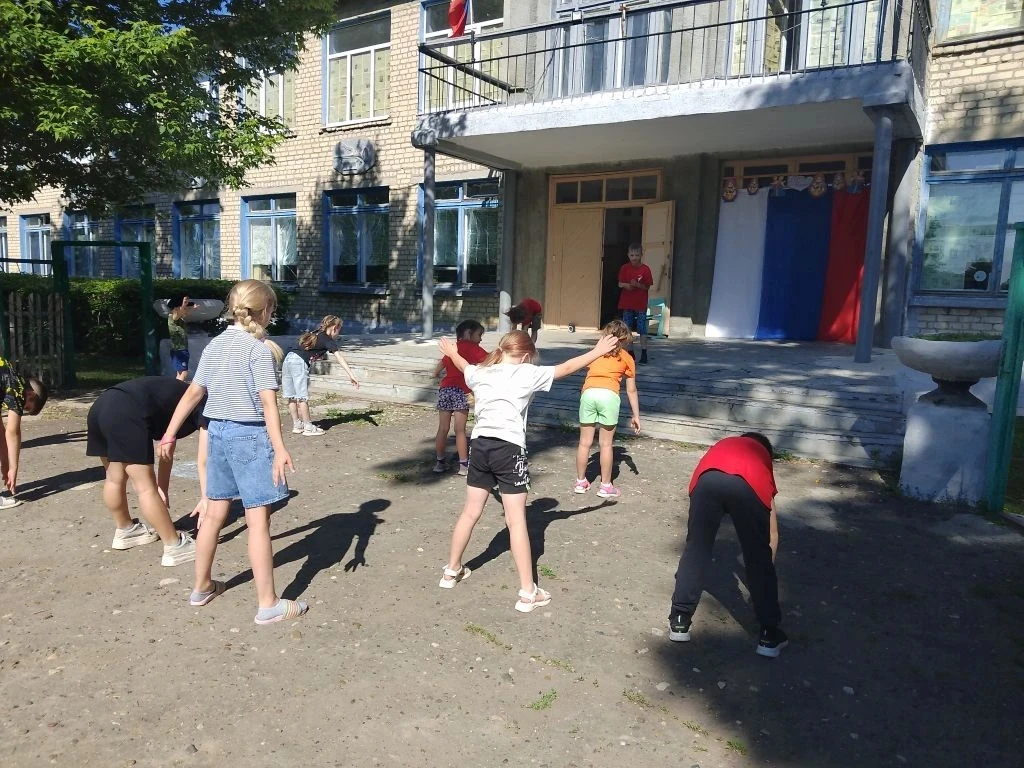 Золотым, горячим светом
Солнце брызнуло на нас,
На лужайке тёплым летом
Физкультура началась.

#ЛОЛС