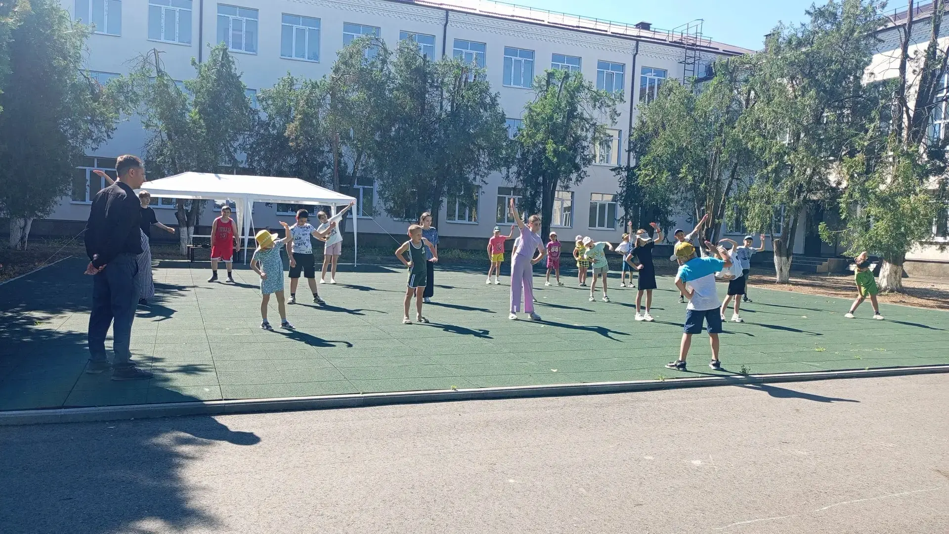 Субботний день в пришкольном лагере прошёл весело, насыщенно и активно! 

Утро началось с бодрой зар