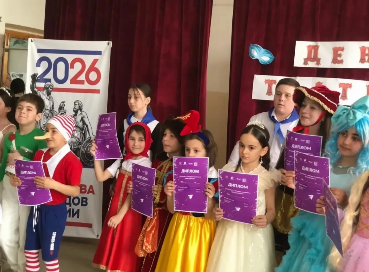 🎉 День театра: Конкурс костюмов зажёг яркие огни! 🎉 В рамках празднования Дня театра наш школьный те