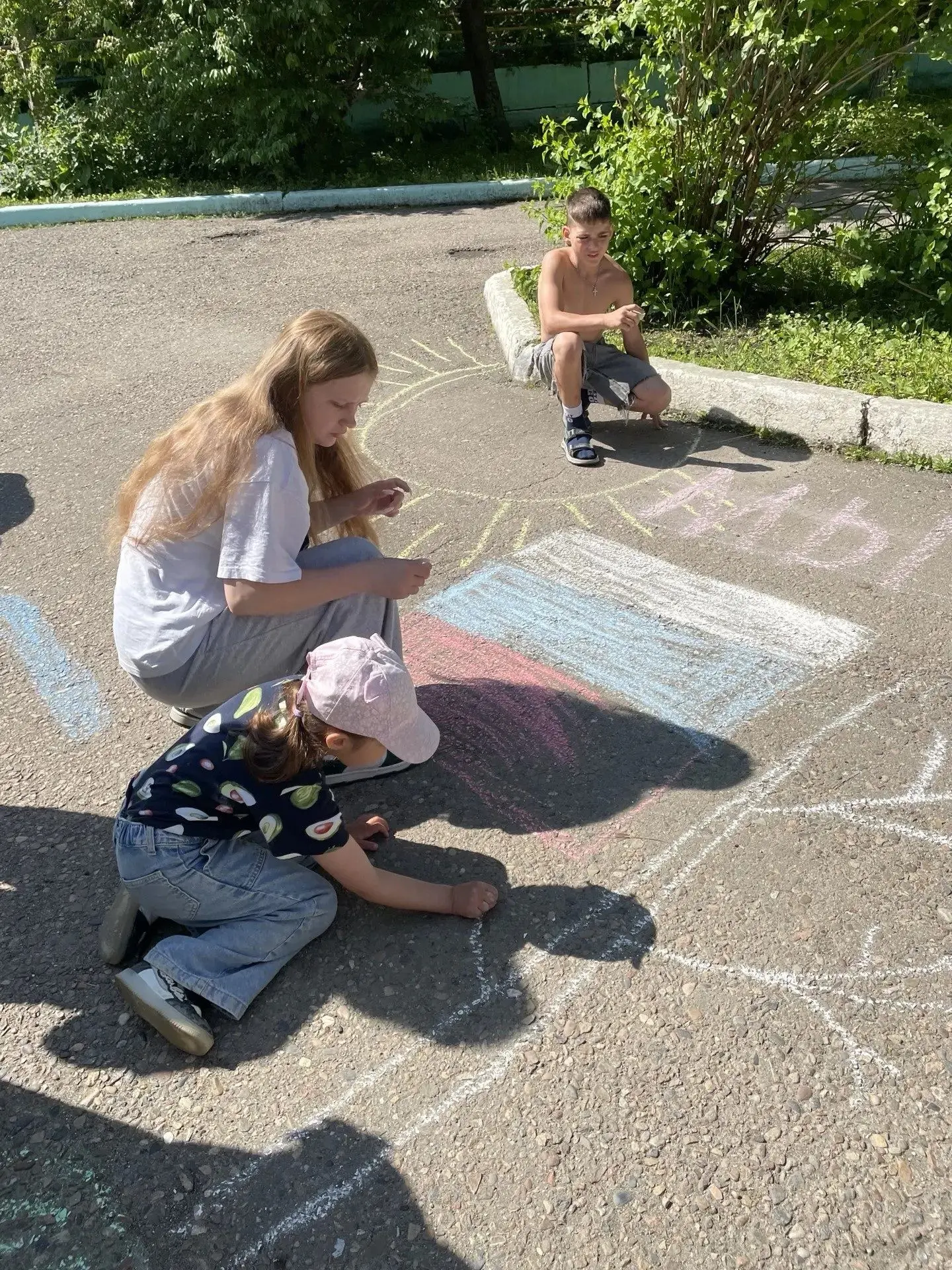 В День России наши дети превратили асфальт в полотно для своих чувств. Вооружившись мелками, каждый 