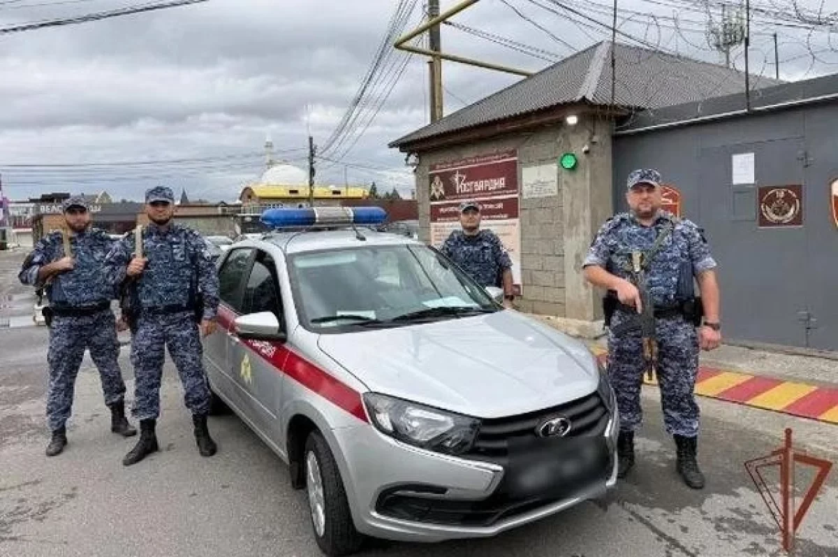 Помощь пострадавшему в ДТП водителю скорой в Дагестане оказал росгвардеец Султан Халимб...