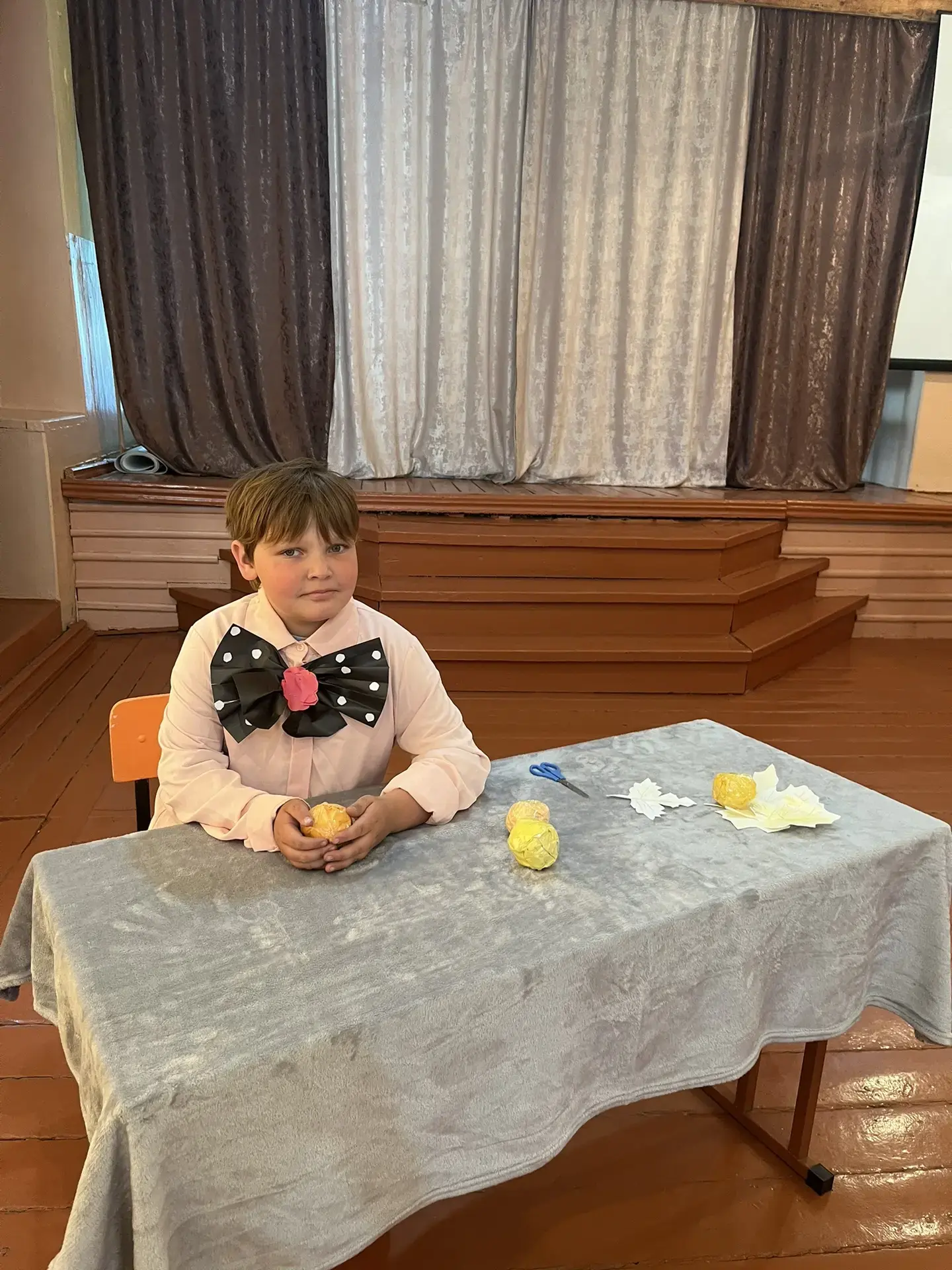 «Девочка с персиками» — картина русского живописца Валентина Серова