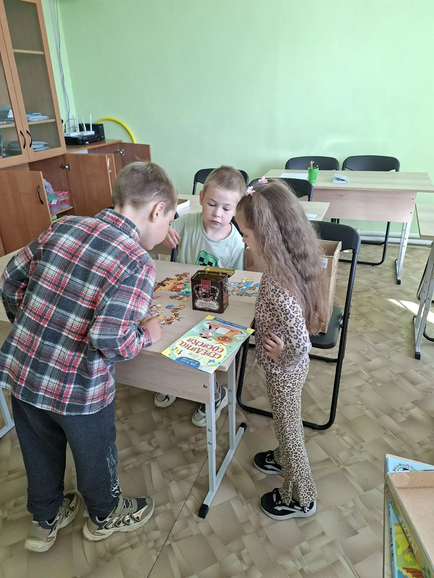 Дети весело и с пользой проводят последние дни летнего отдыха. Они с увлечением занимае...