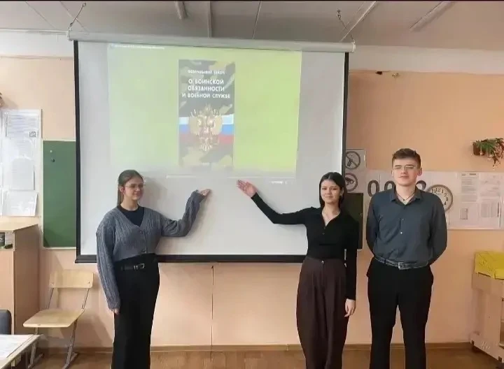 Вести с урока  Сегодня в 10 Б классе на уроке обществознания (учитель Лянгер Е.В.) ребята изучали те