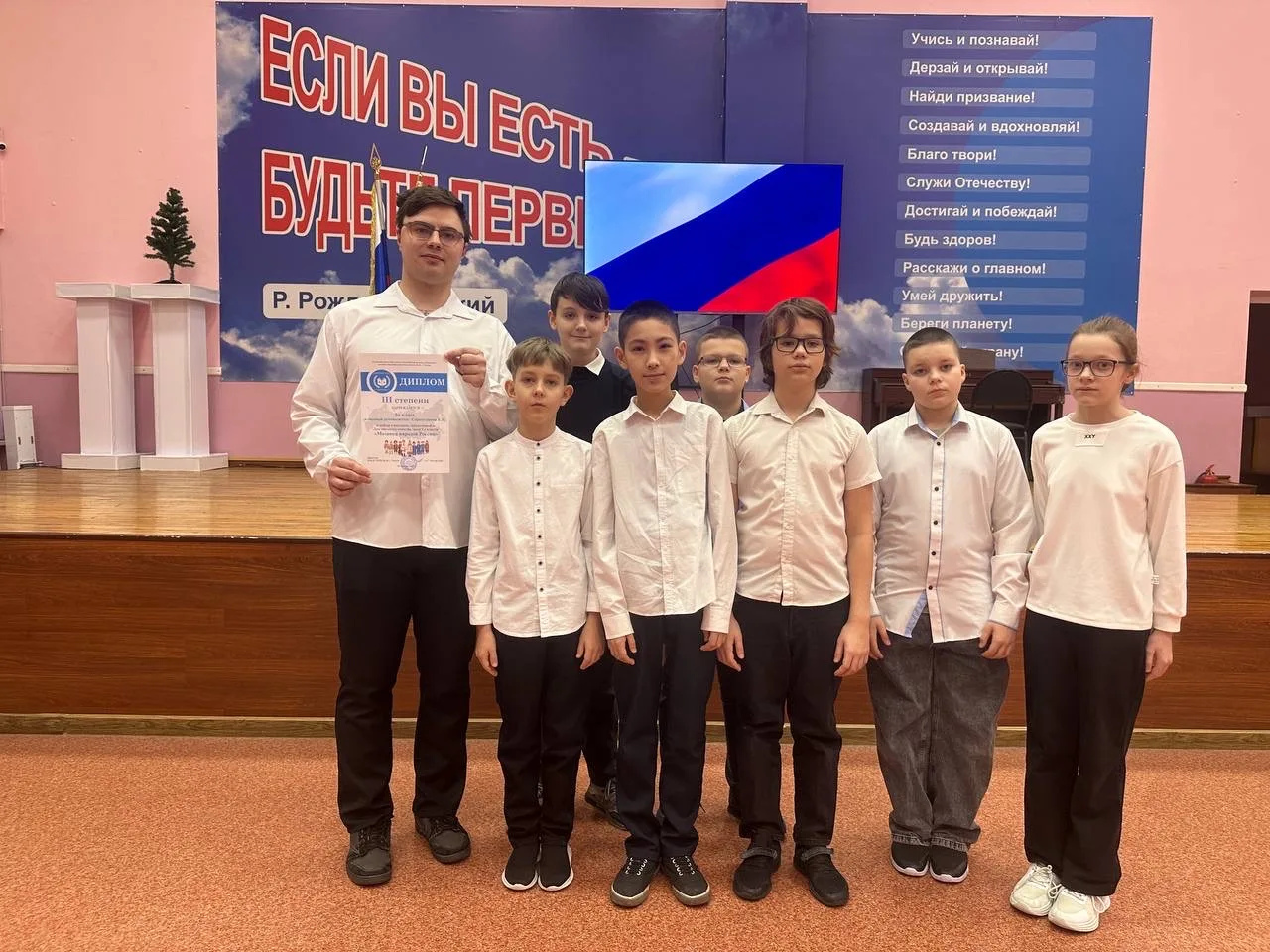 На еженедельной общешкольной линейке прошло награждение участников викторины среди 5-х классов, посв