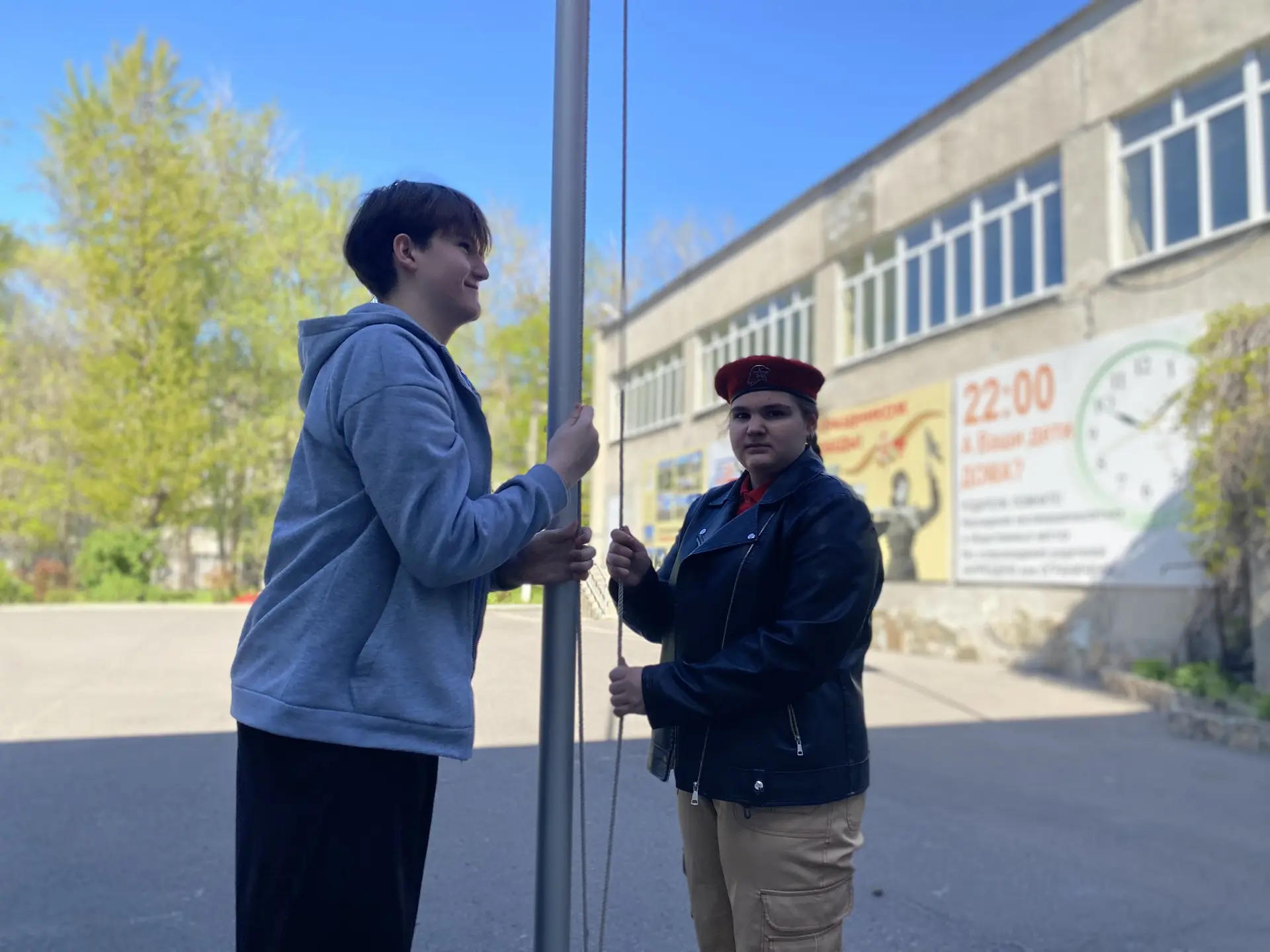 🌸Новая весенняя неделя!   🇷🇺27 апреля в школе прошли торжественные церемонии поднятия флага России и