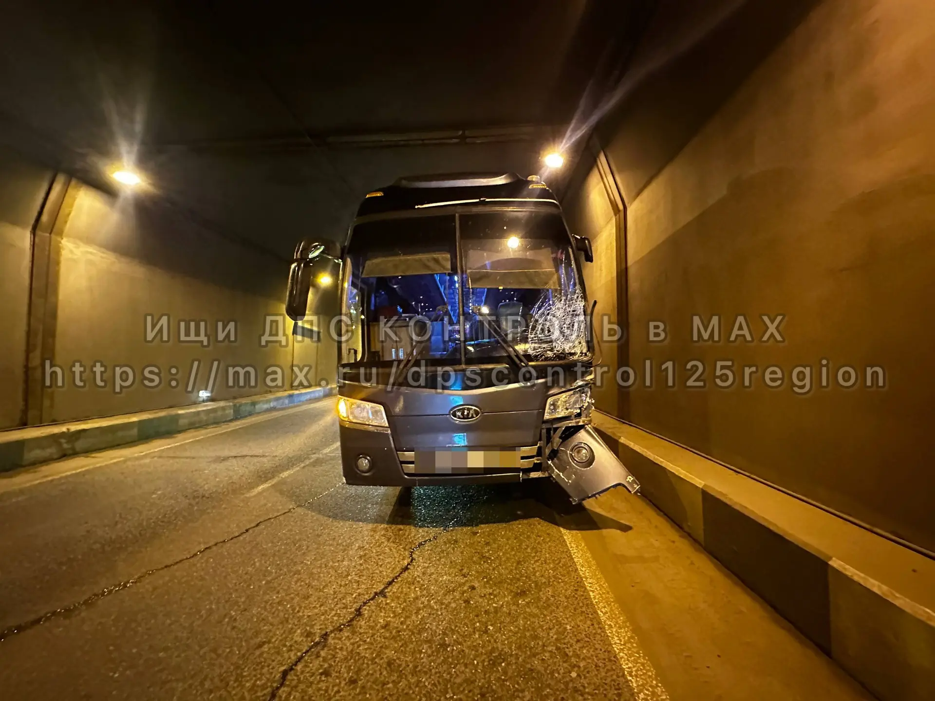 Во Владивостоке в тоннеле Золотого моста автобус устроил массовое ДТП и буквально смял ...