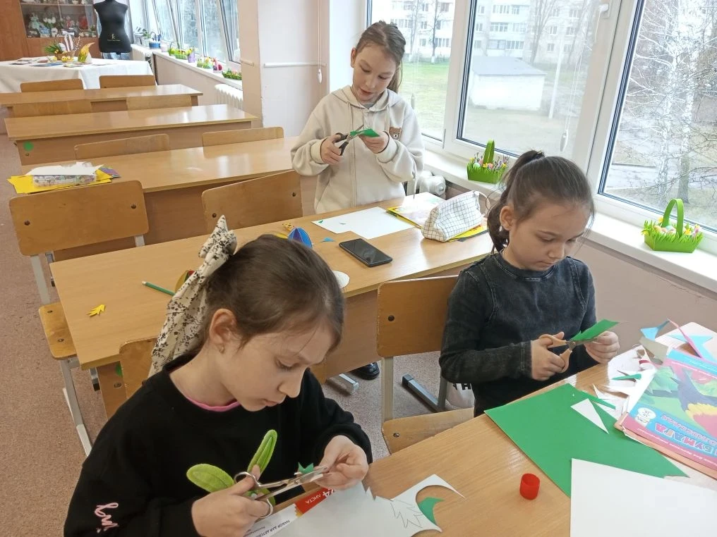 Девчата, яйчата и цыплята В нашей «Изостудии» всегда царит особая атмосфера творчества и вдохновения