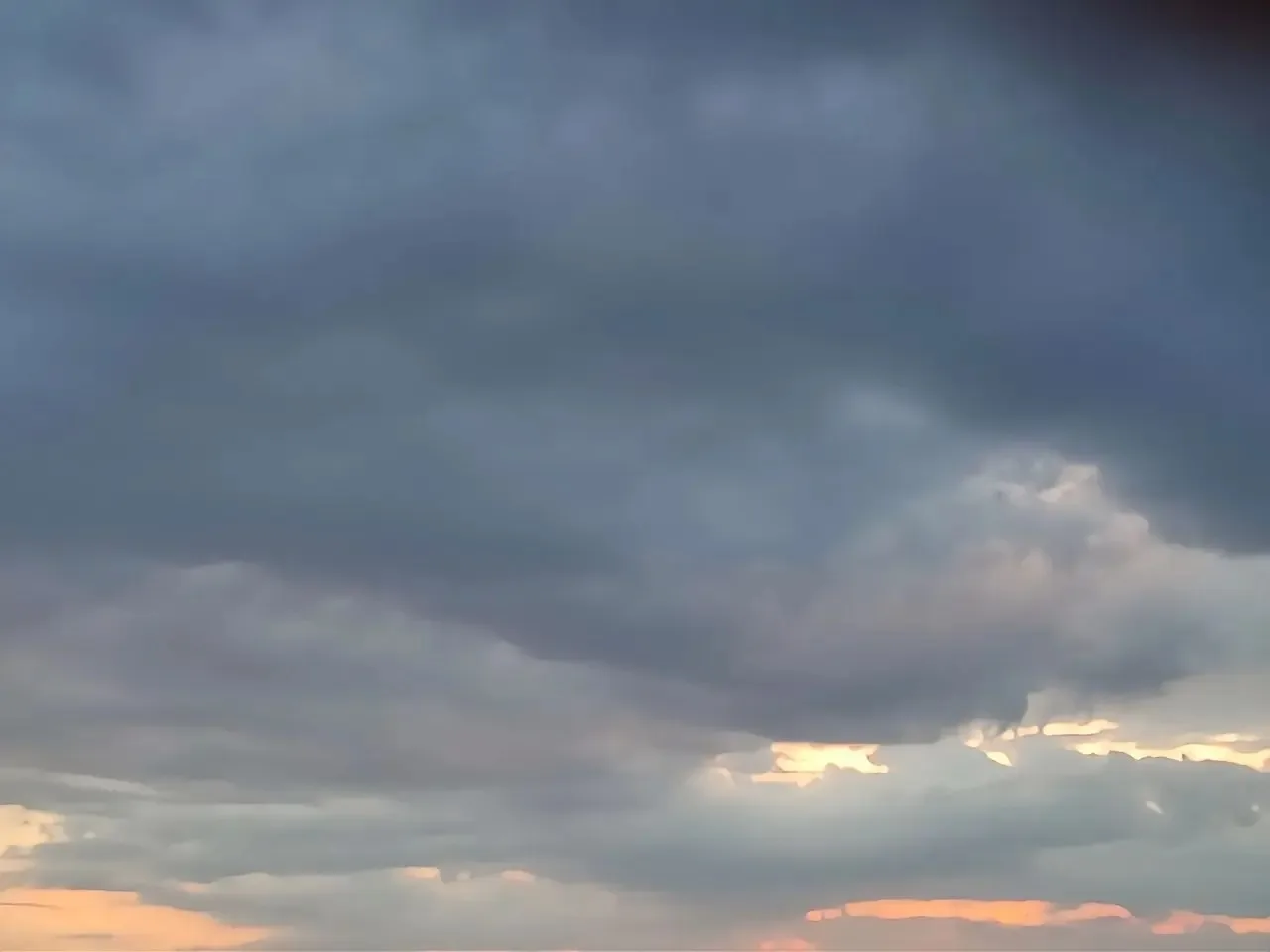 ⛈️ На Астраханскую область надвигаются ливни, гроза и сильный ветер 

МЧС России по региону выпустил