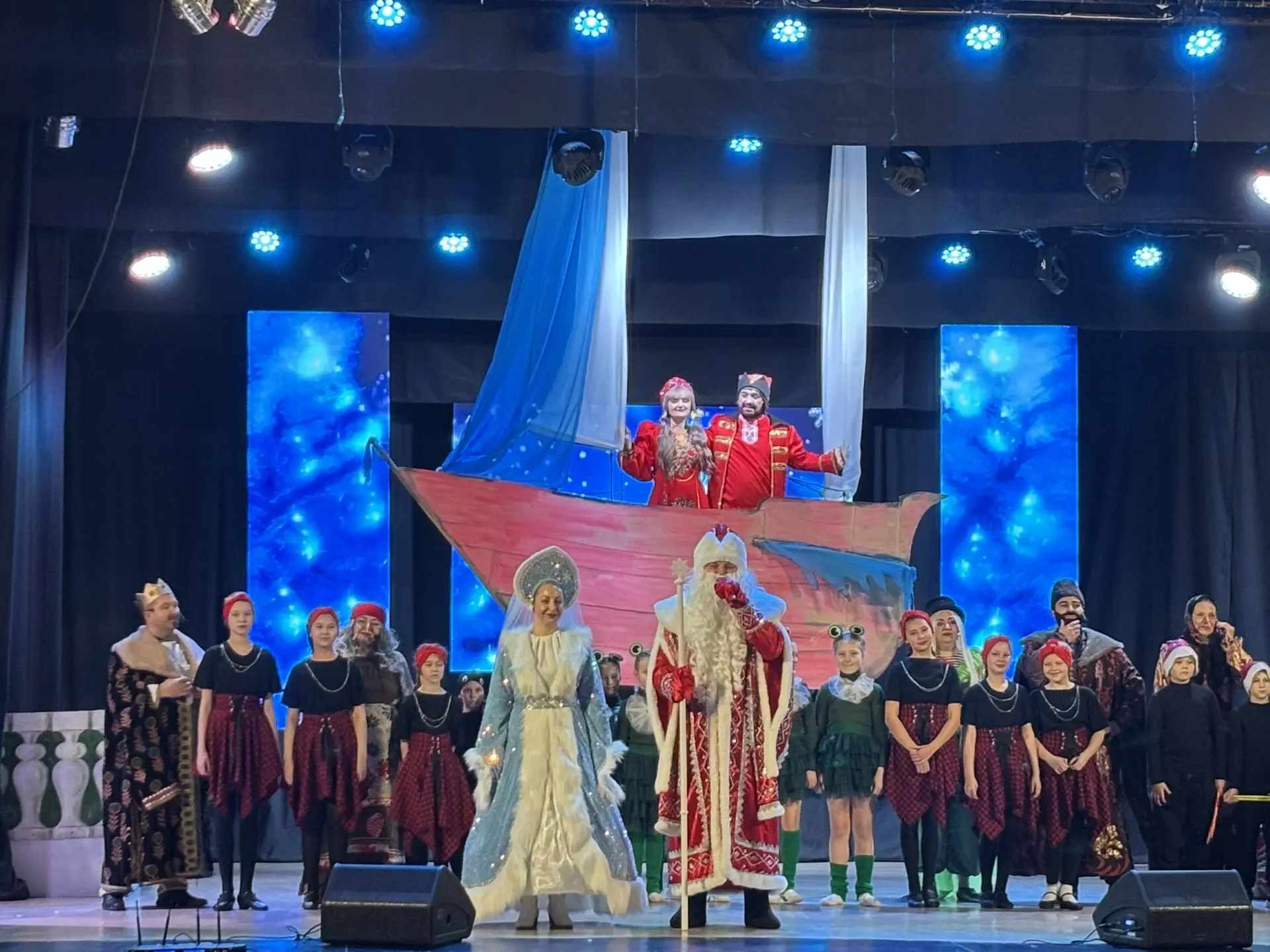 🎉✨ Новогодние мероприятия в Еткульской школе: Новый год шагает по планете 🎭🌟  На прошлой неделе в Ет