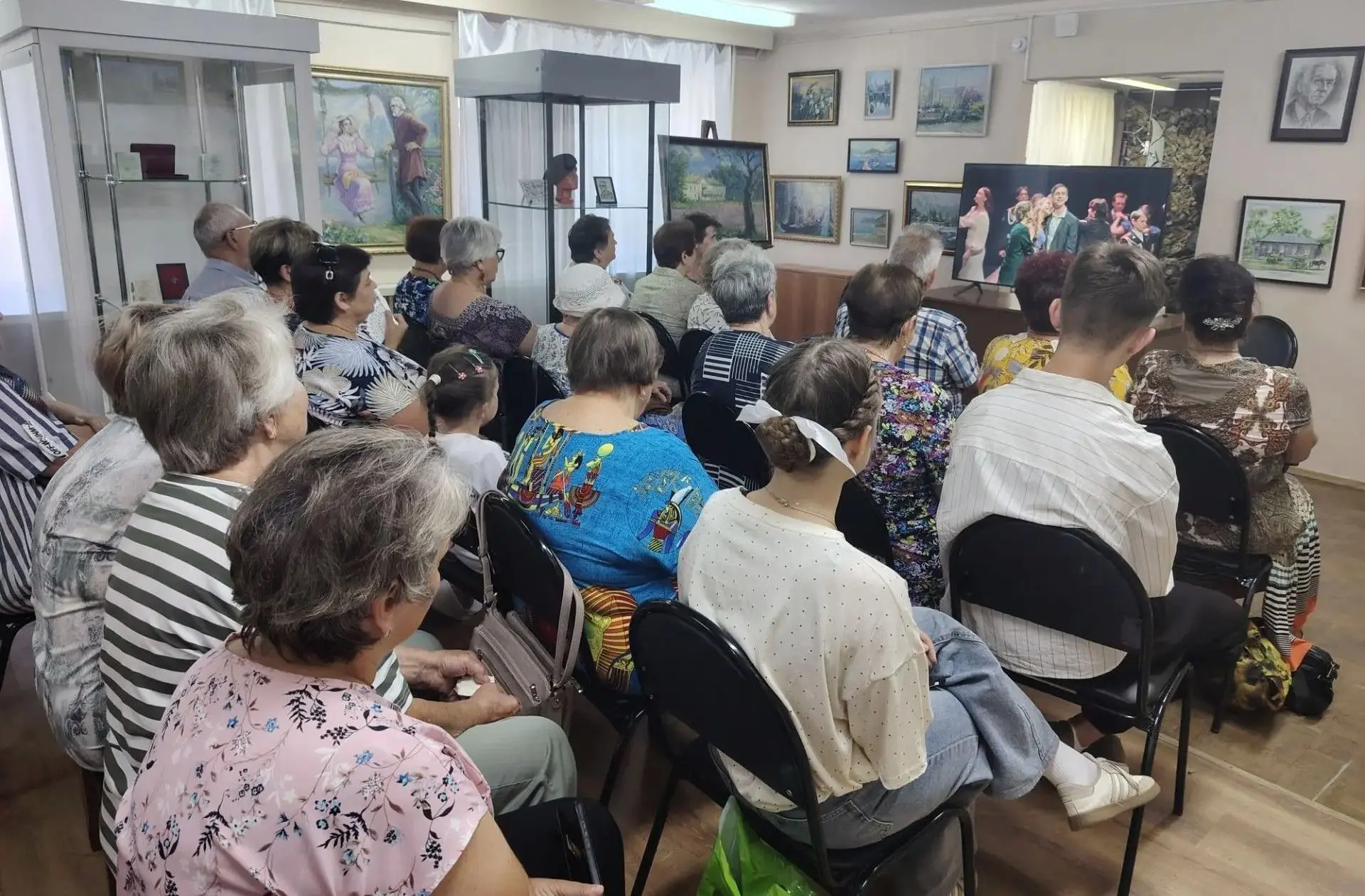 🎭 В Мценском краеведческом музее состоялся показ спектакля «Классика Победы. Время Гер...