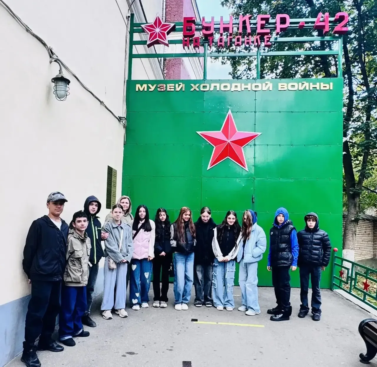 Сегодня, 3.10.2026 г., ученики 7 Л класса спустились на глубину 65 метров и  побывали в...
