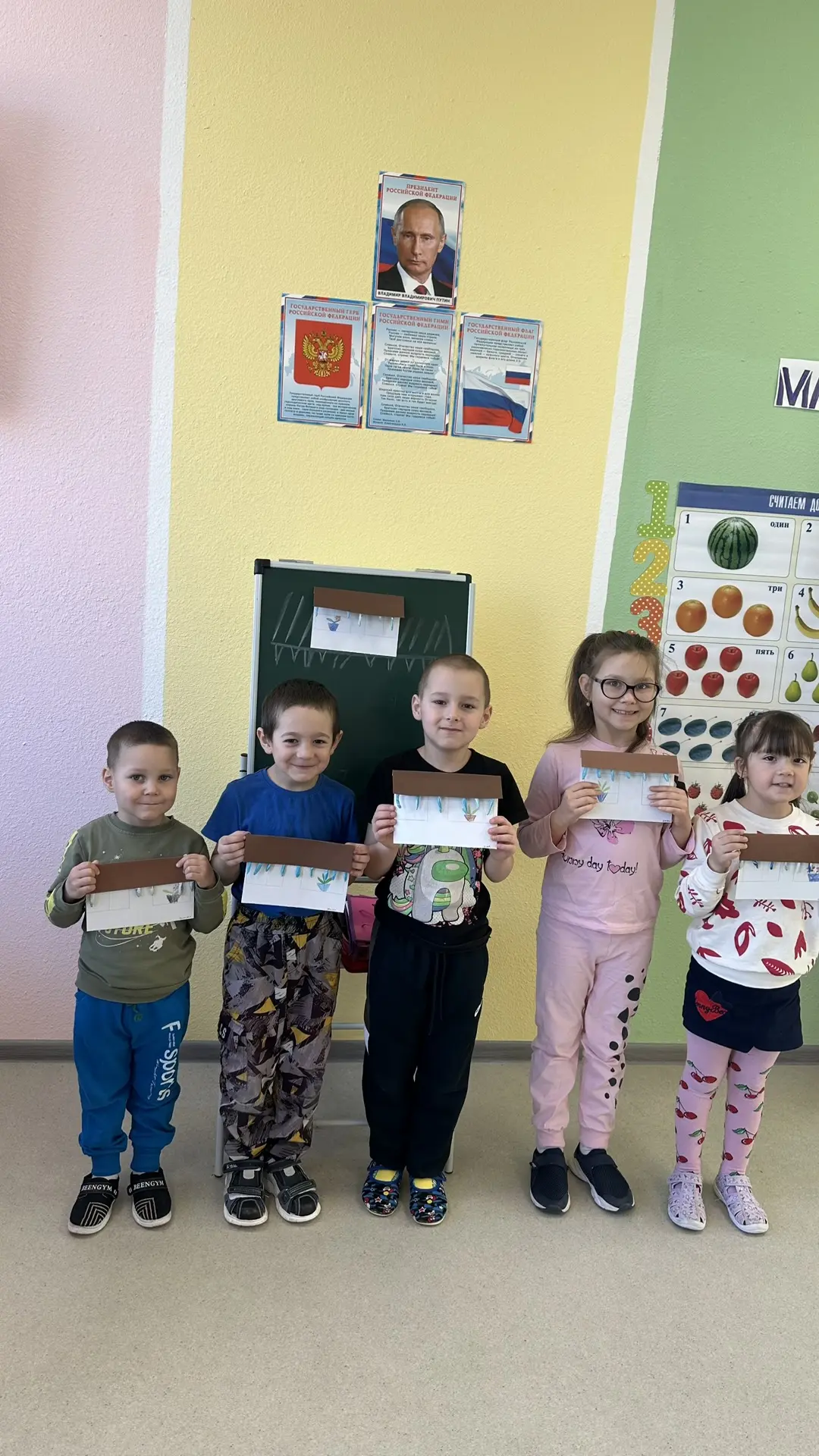 Замечательная идея лепить с детьми из пластилина . Лепка  сосулек развивает мелкую мото...