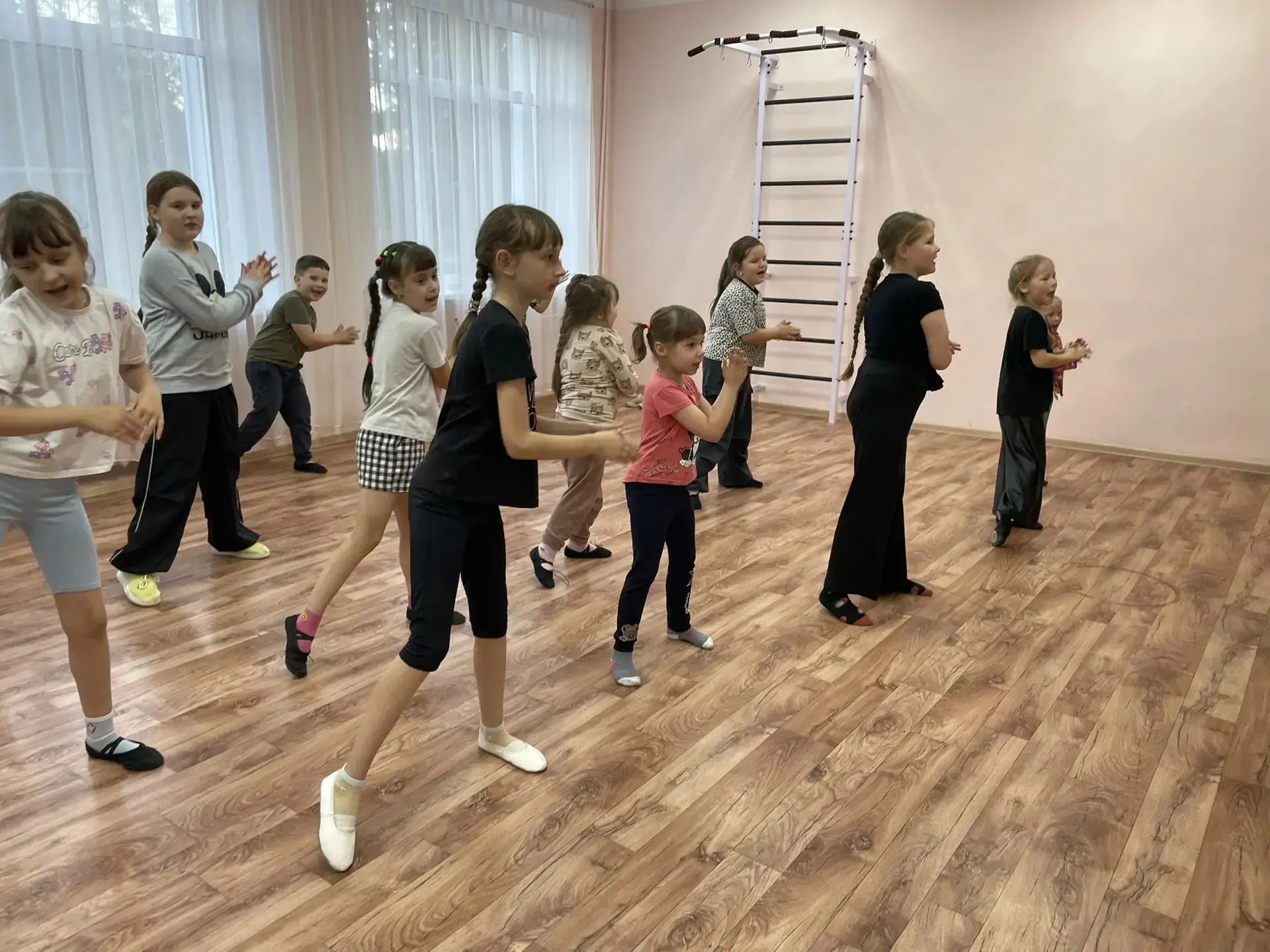 Лето позади, и в семейном клубе «Ромашкины» снова оживлённо — ряды юных танцоров пополн...