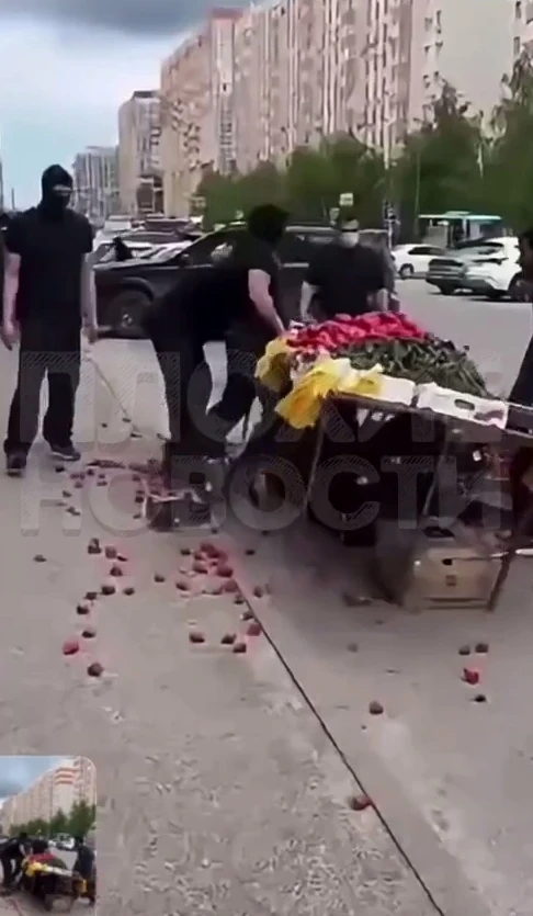 В Ставрополе точка уличной торговли мигрантов оказалась разгромлена неизвестными в масках ⚡️  По сло