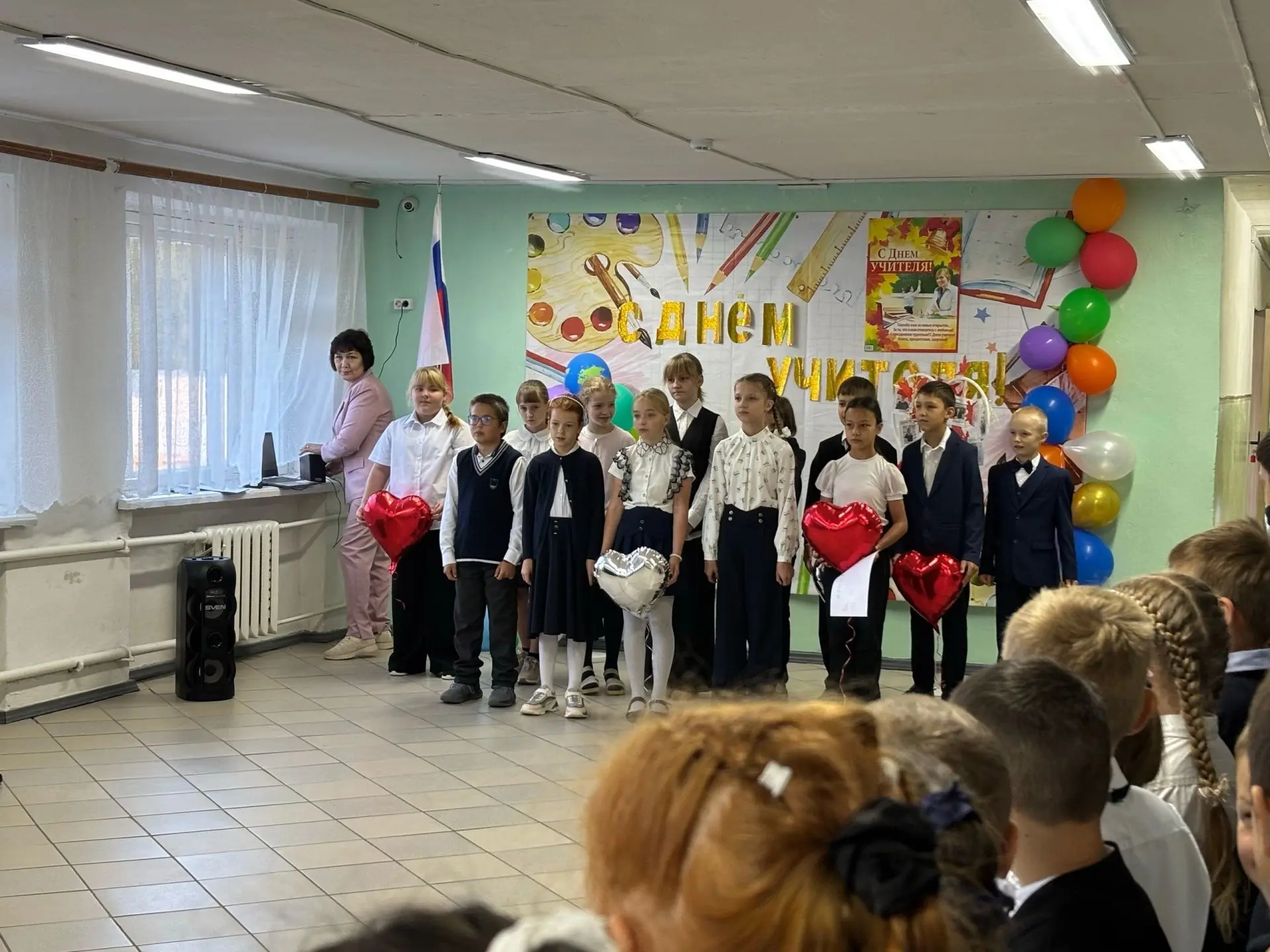Вчера на торжественной линейке обучающиеся 4 «А» класса поздравили своих наставников с ...