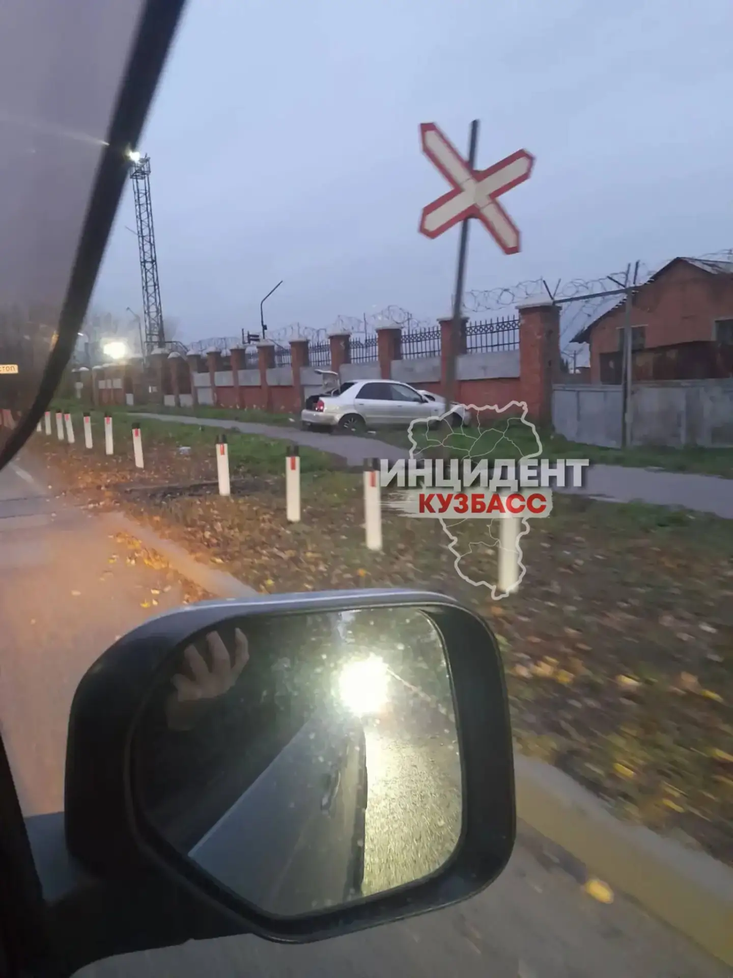 В Кемерове возле переезда Химпром произошло ДТП — легковушка врезалась в забор.