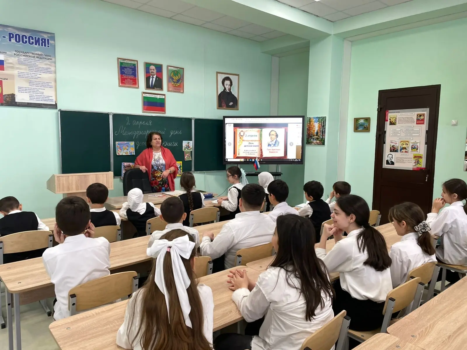 2 апреля в нашей школе состоялось мероприятие, посвящённое Международному дню книги. Организатором в