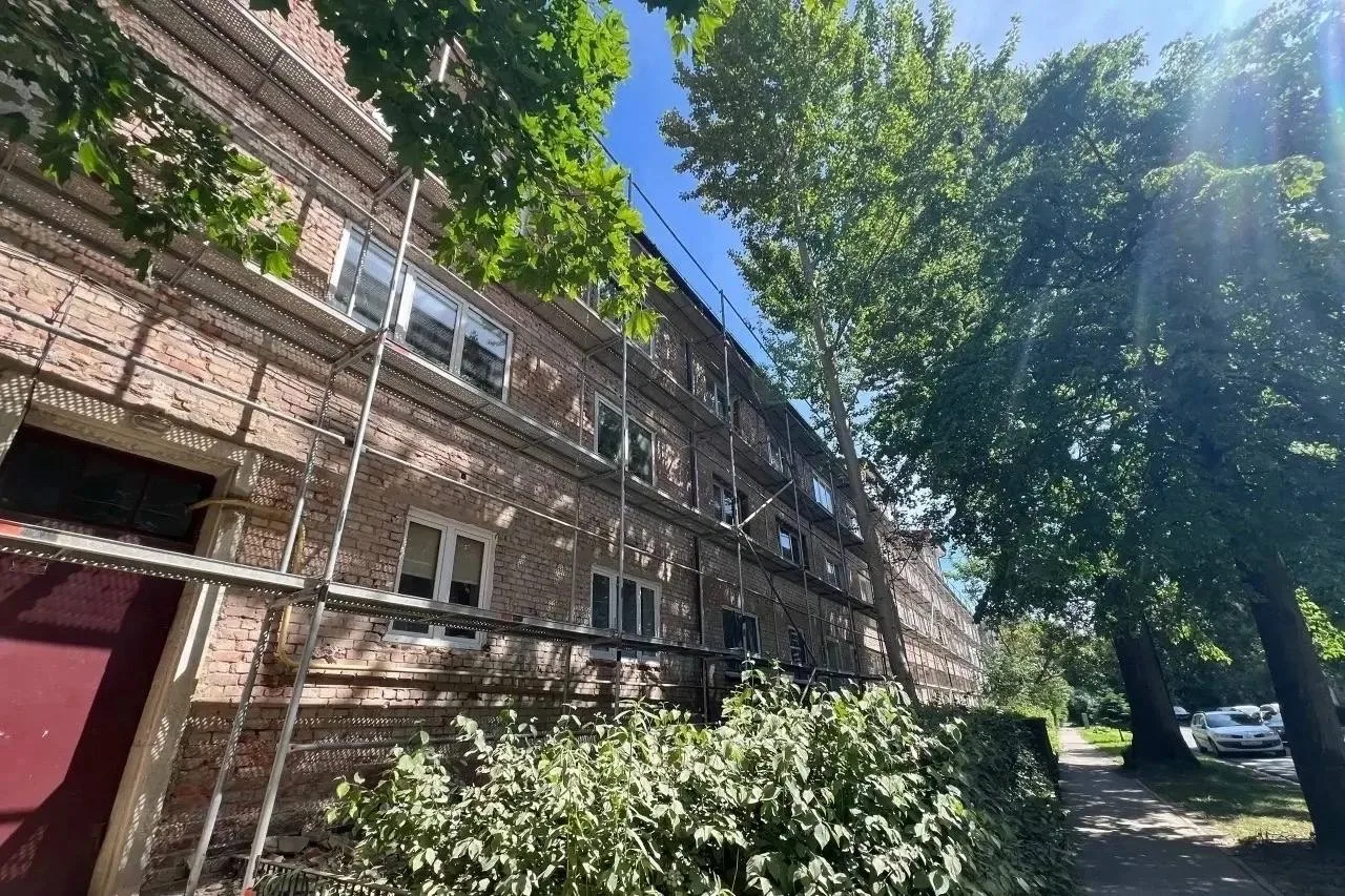 ⚒️В Калининграде начали ремонт фасада исторического дома

Подрядчик установил леса и сбивает старую 