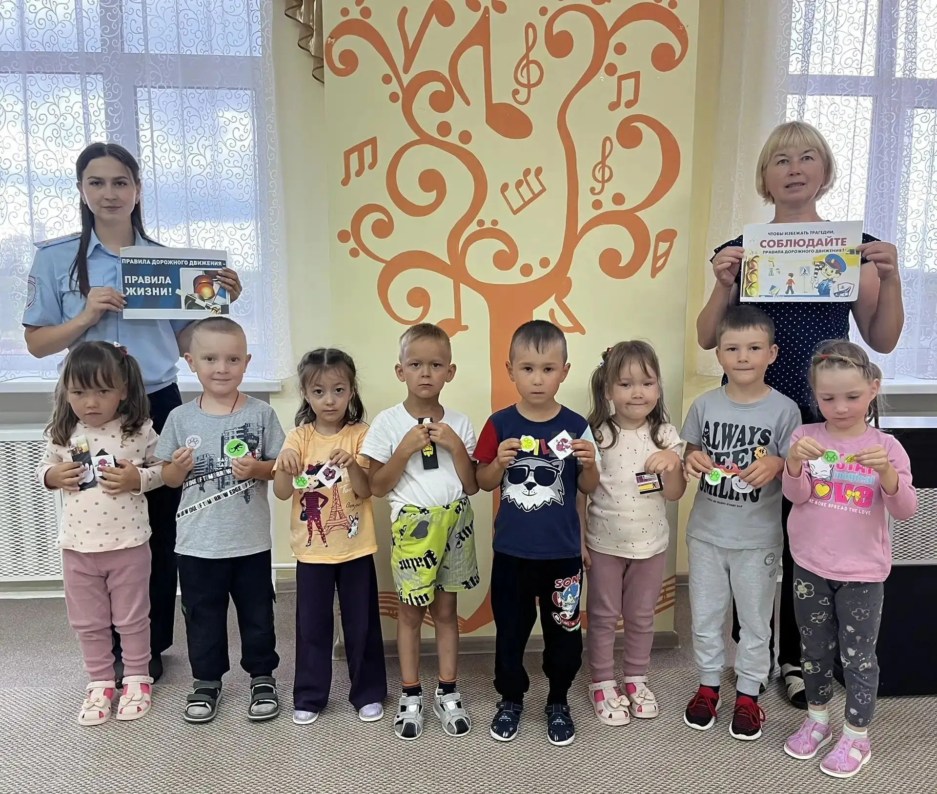 Сегодня в группе " Лунтик" состоялась профилактическая беседа инспектора ГИБДД о соблюд...