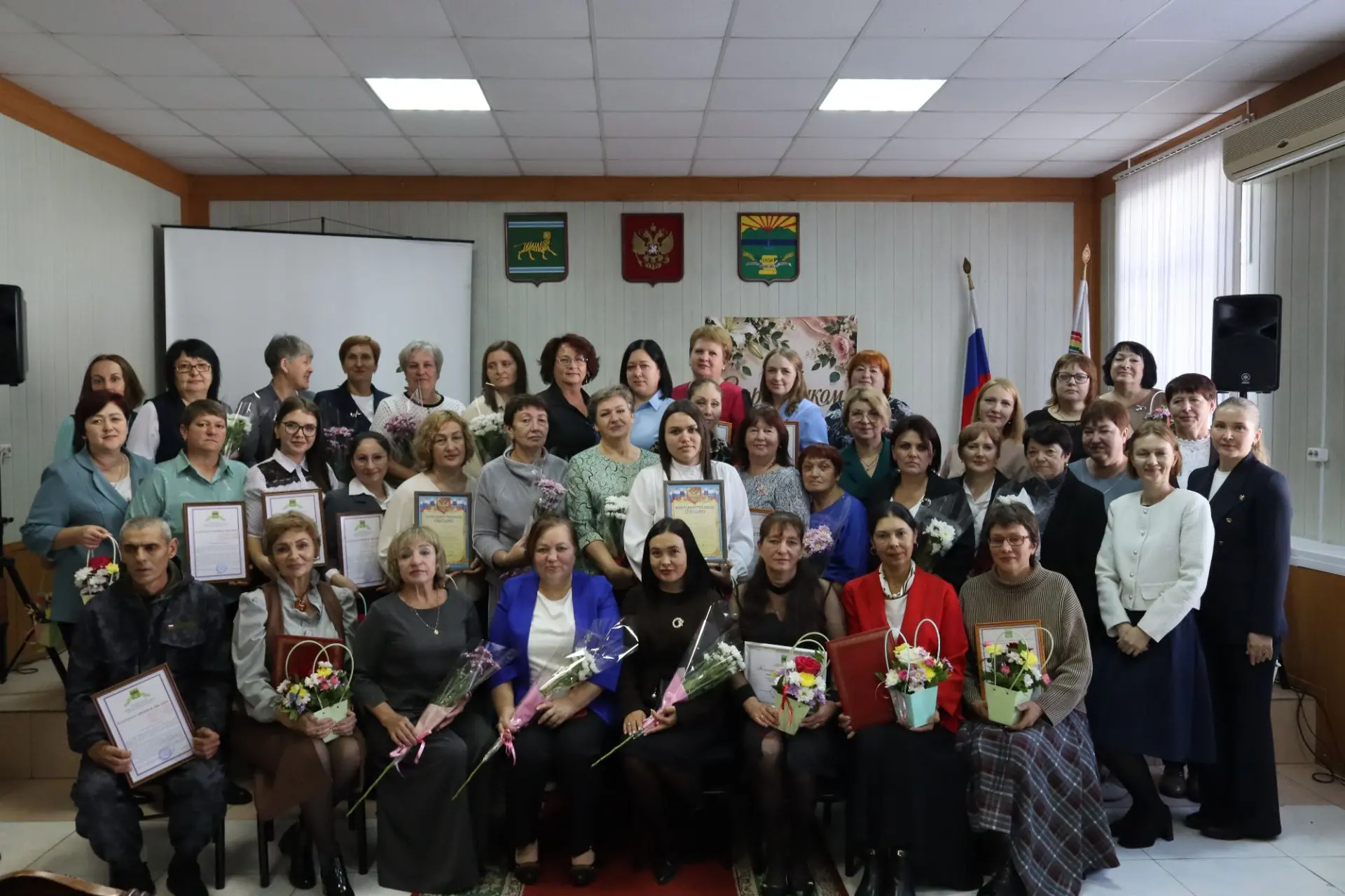 Педагогов Ленинского района поздравили с профессиональными праздниками🍁🎓