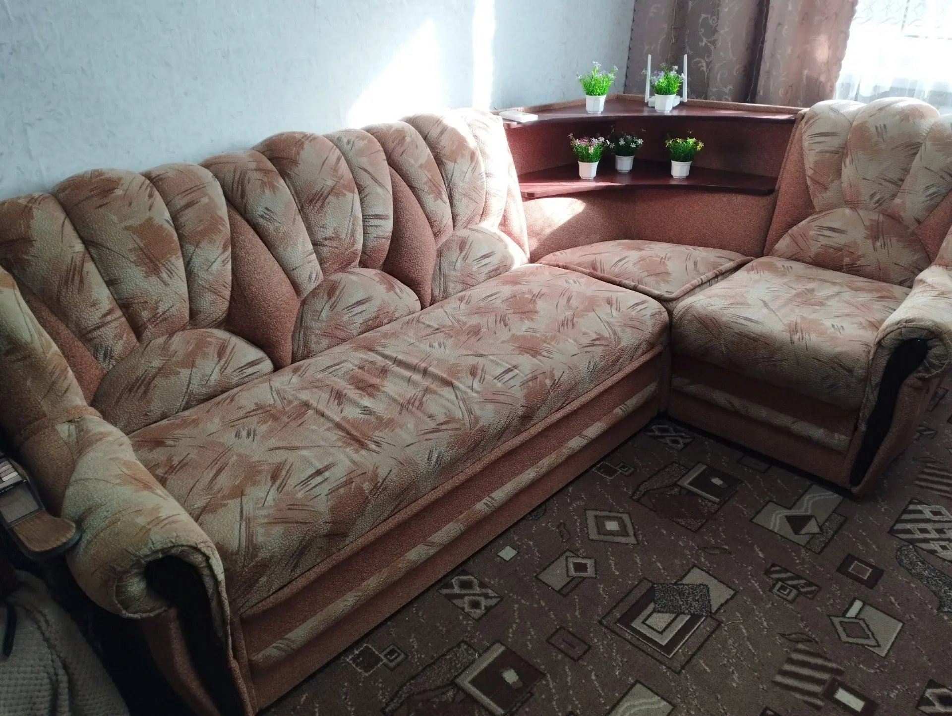 Продам. Диван угловой: длина 2м.70см., ширина 1м.50см., спальные место 120×2200см.