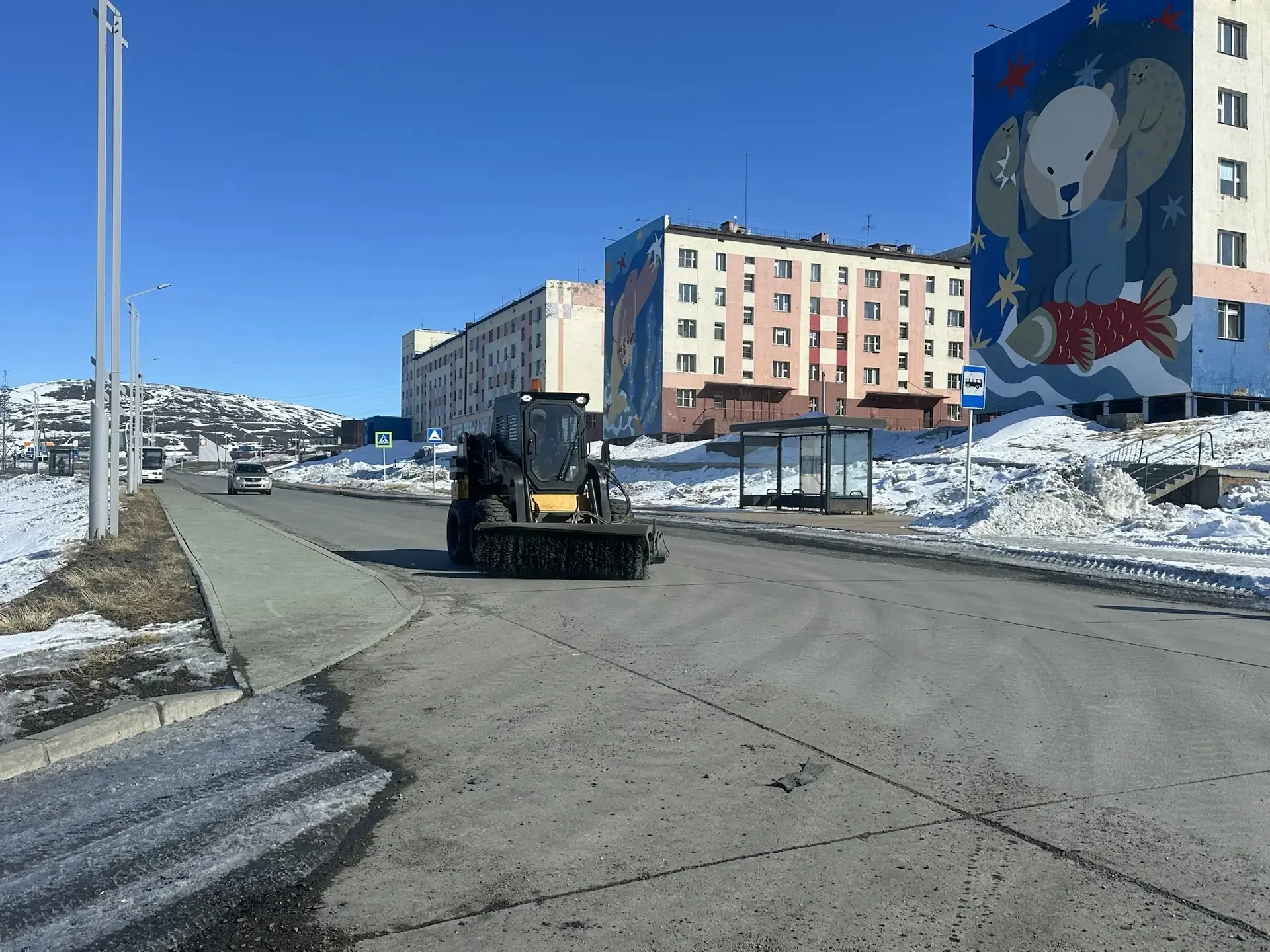 Работники ООО "Чаунское ДРСУ" провели очистку автодорог г. Певек от песка и мусора.