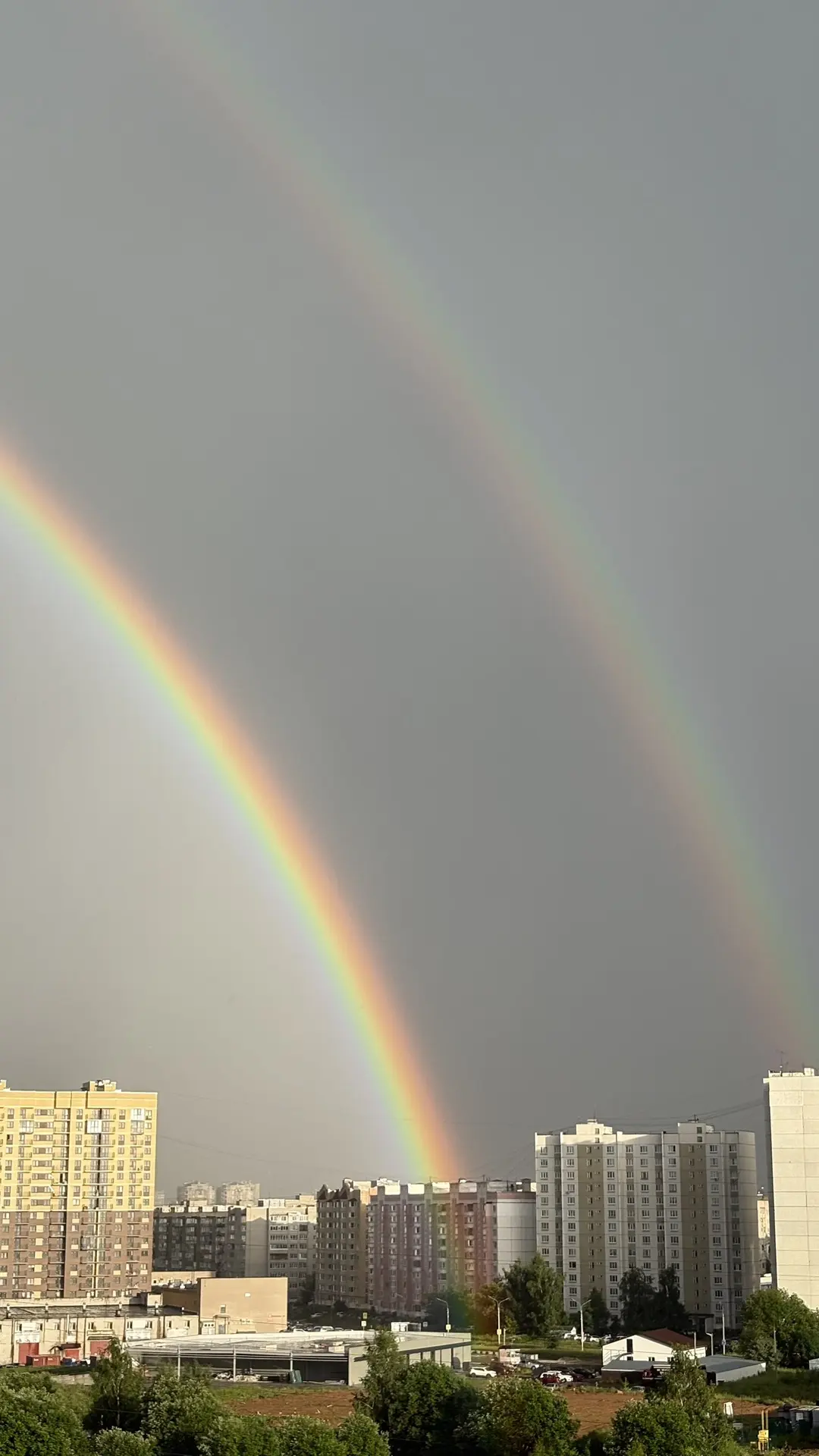 Вот такая двойная радуга попала в кадр 🥹🌈

Красиво? 

❤️- очень 
🔥- шикарно 
💯- нереально 

А вы