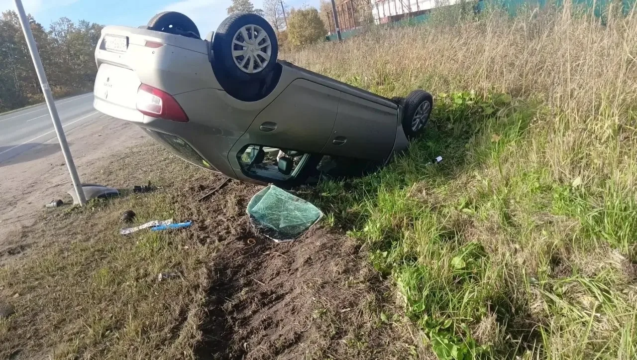 🚨На трассе в Новгородской области перевернулся «Рено»