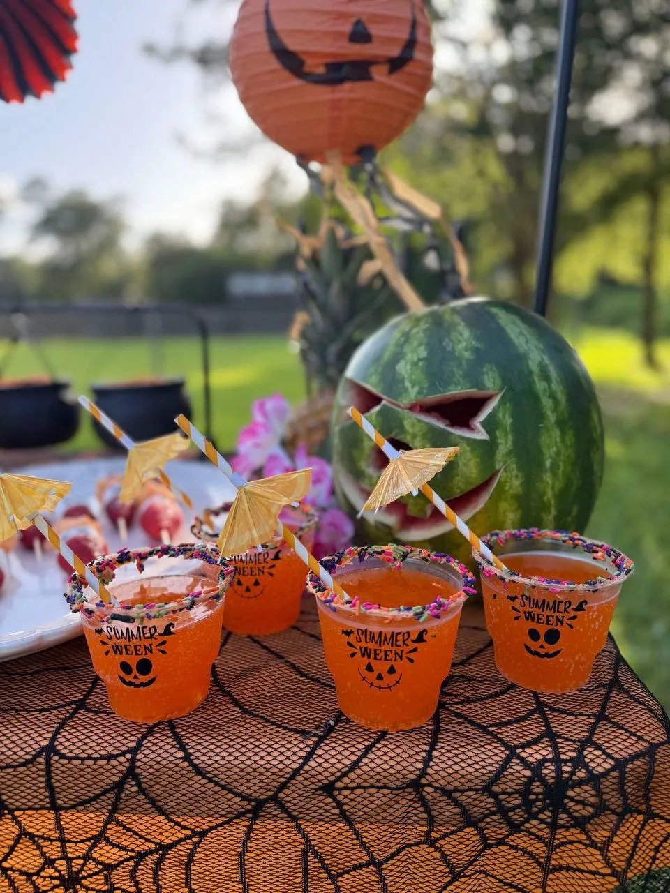 Summerween ☀️👻🍉🎃

Summerween, Саммеруин или Летоуин — праздник из вселенной «Гравити Фолз», котор