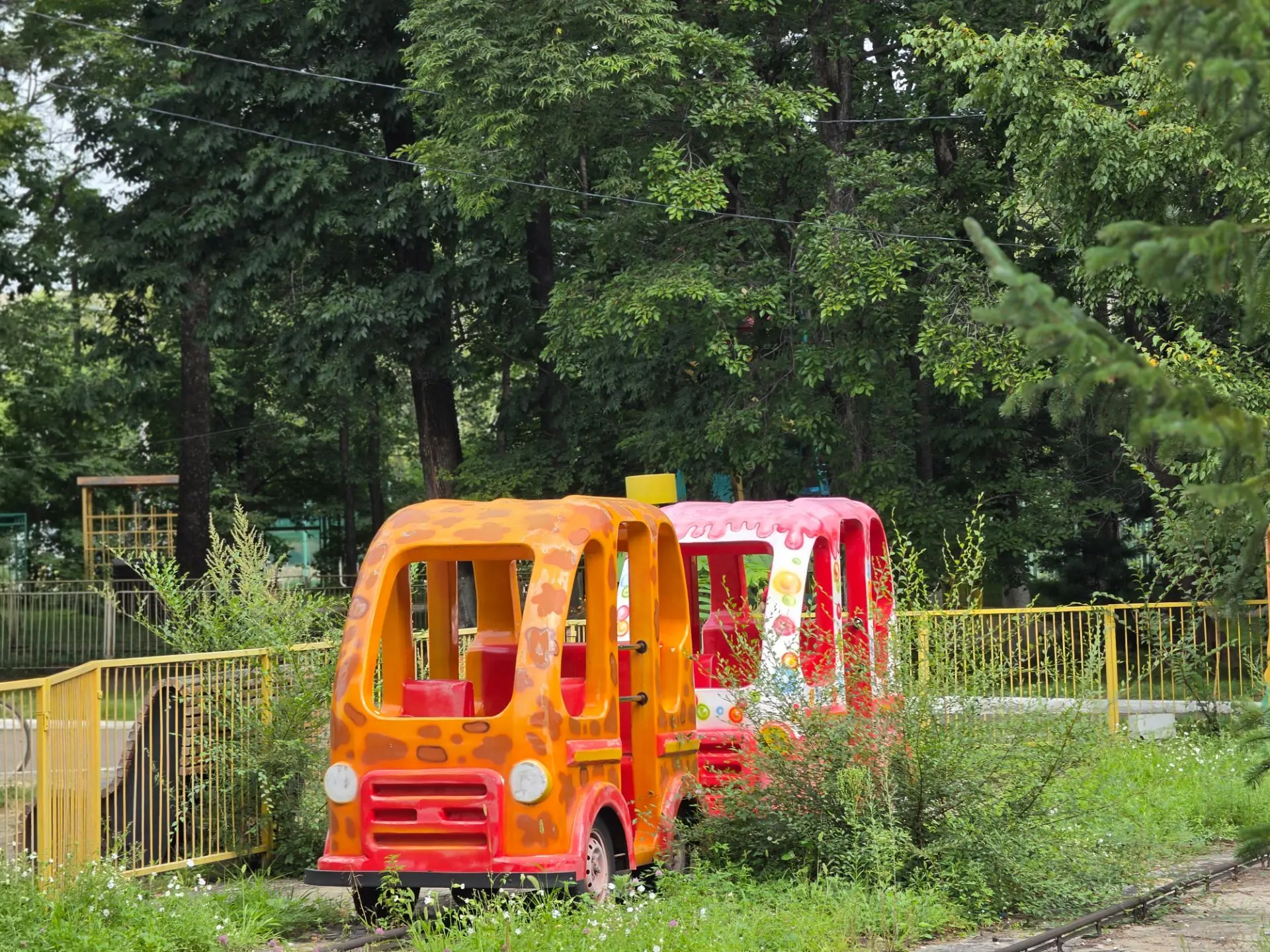 Городской парк... и сколько тут желающих как-то отдохнуть... по-своему.