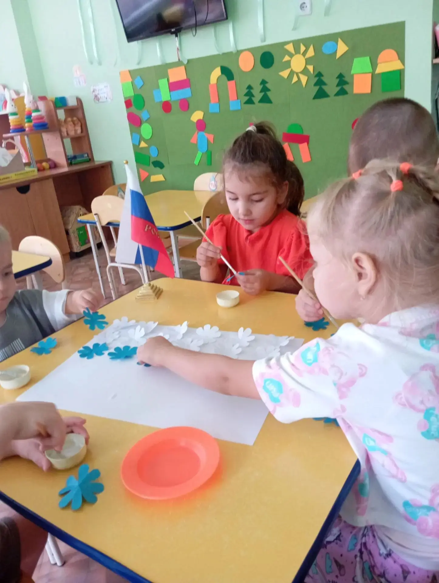 Белый – облако большое,