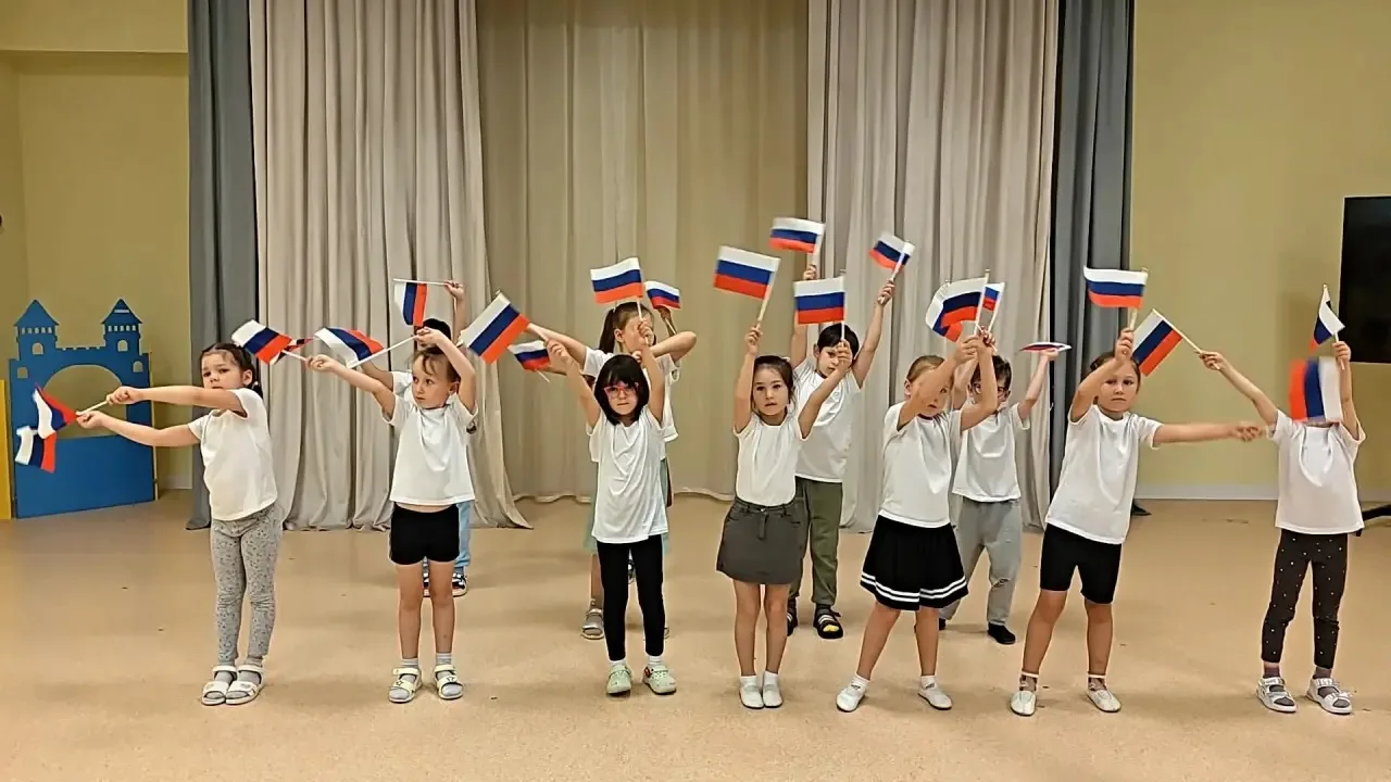 Сегодня в нашем детском саду прошёл праздничный флешмоб, посвящённый Дню Государственно...