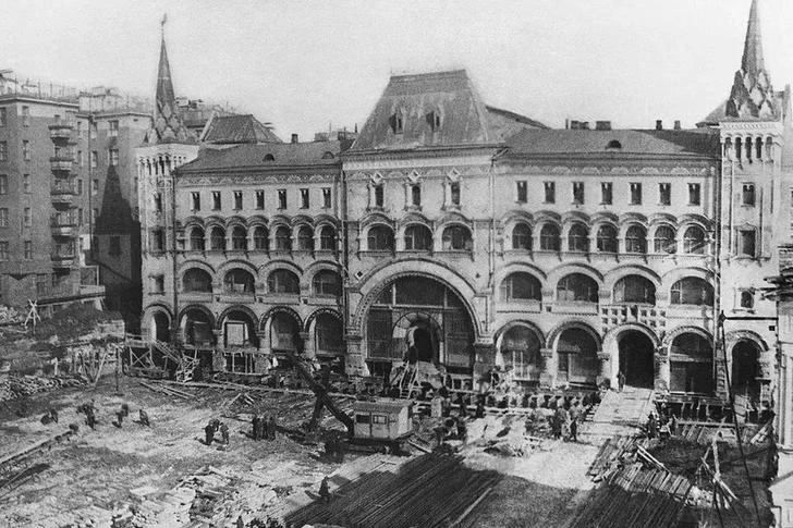 Москва, 1938-ой год. На улице Горького стоит Саввинское подворье — огромное пятиэтажное...