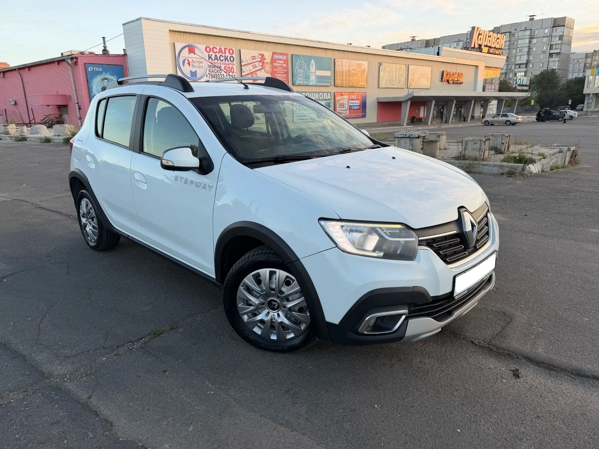 Renault Sandero Stepway 2018 год. Простой надежный бензиновый двигатель 1.6 л,