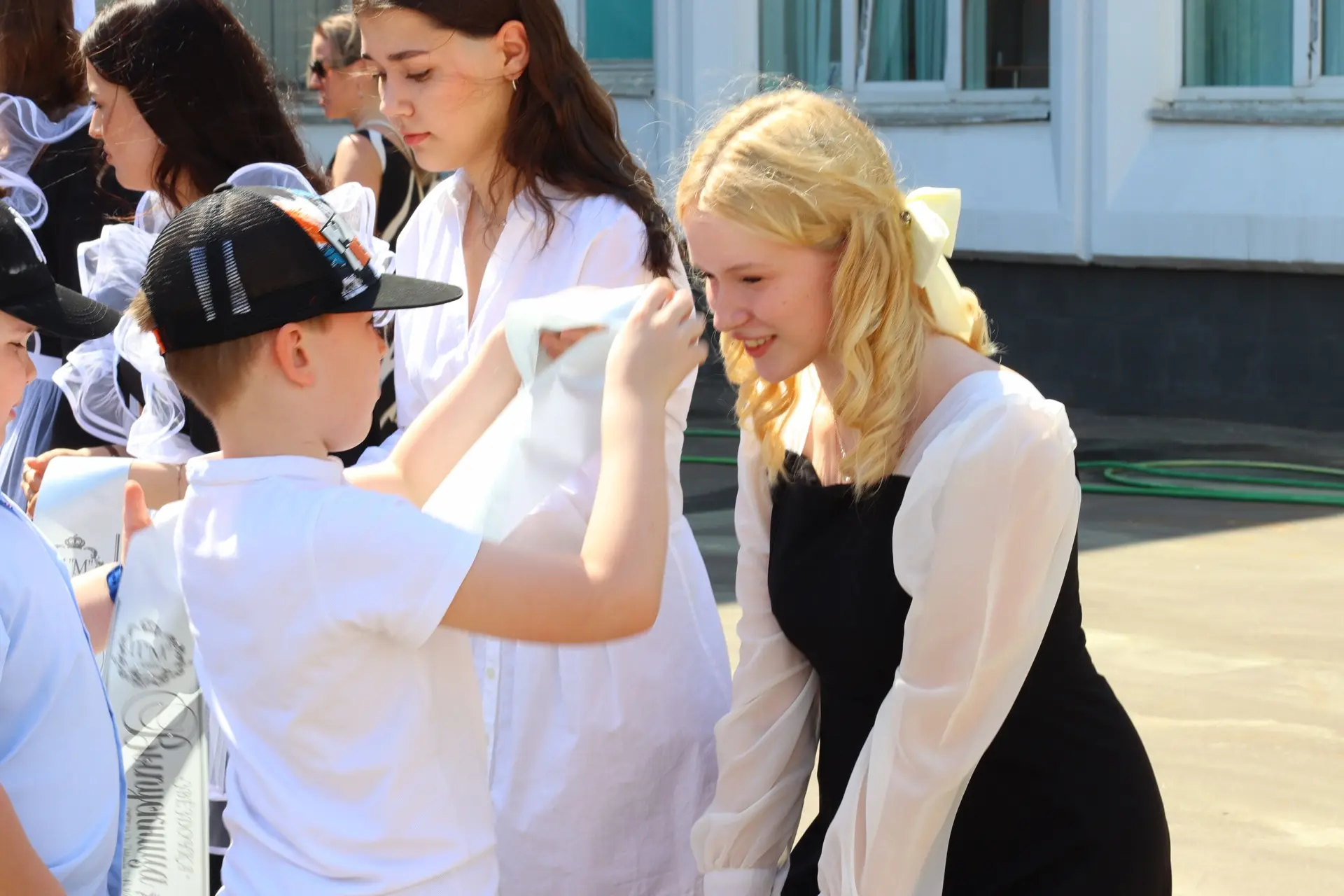 🔔❤️По доброй школьной традиции встретились два поколения:  наши одиннадцатиклассники и первоклассник