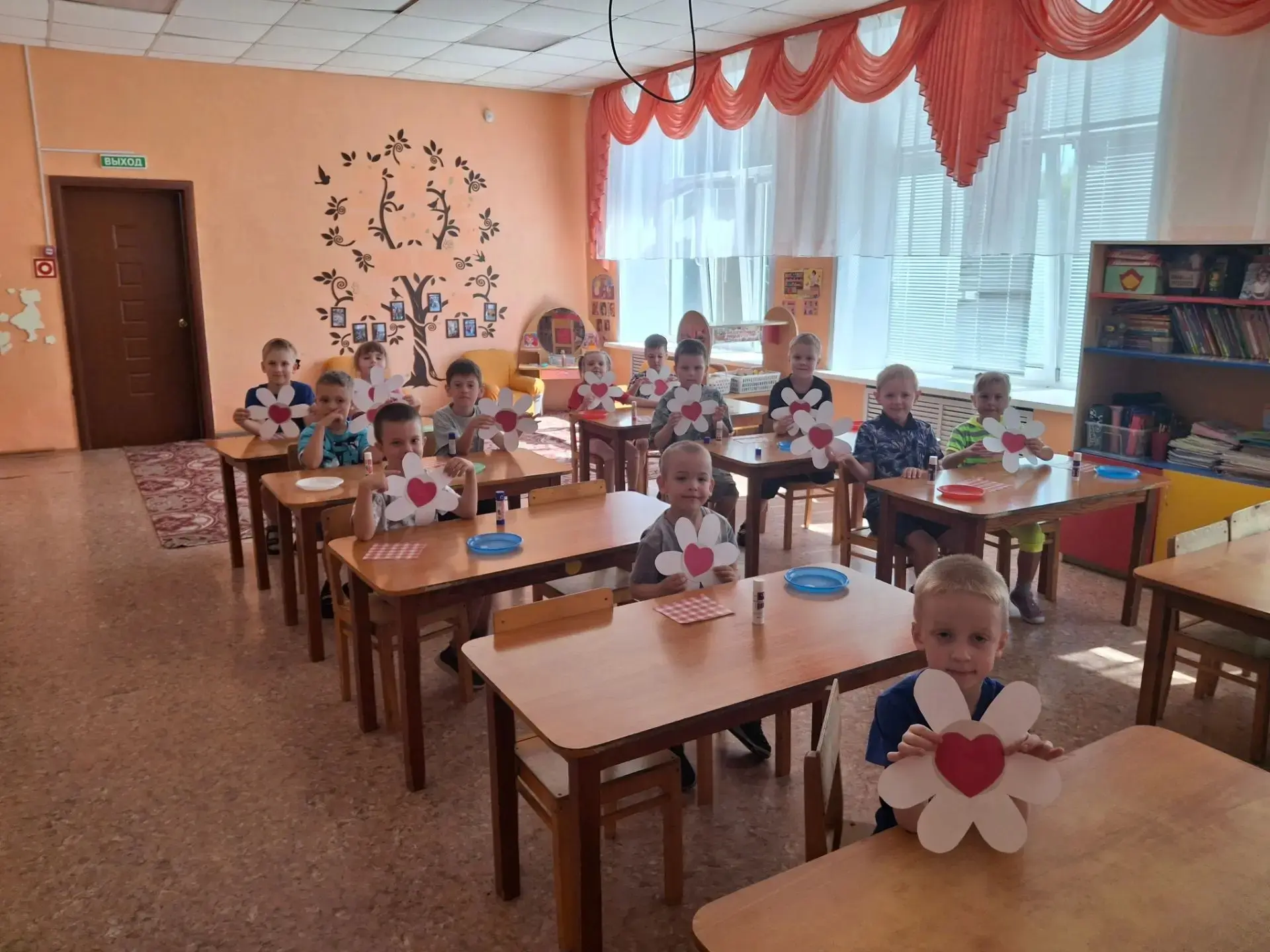 Скромная ромашка,
Тонкий стебелек. 
Белый чистый символ,
Верности цветок.
В день семьи российской,
В