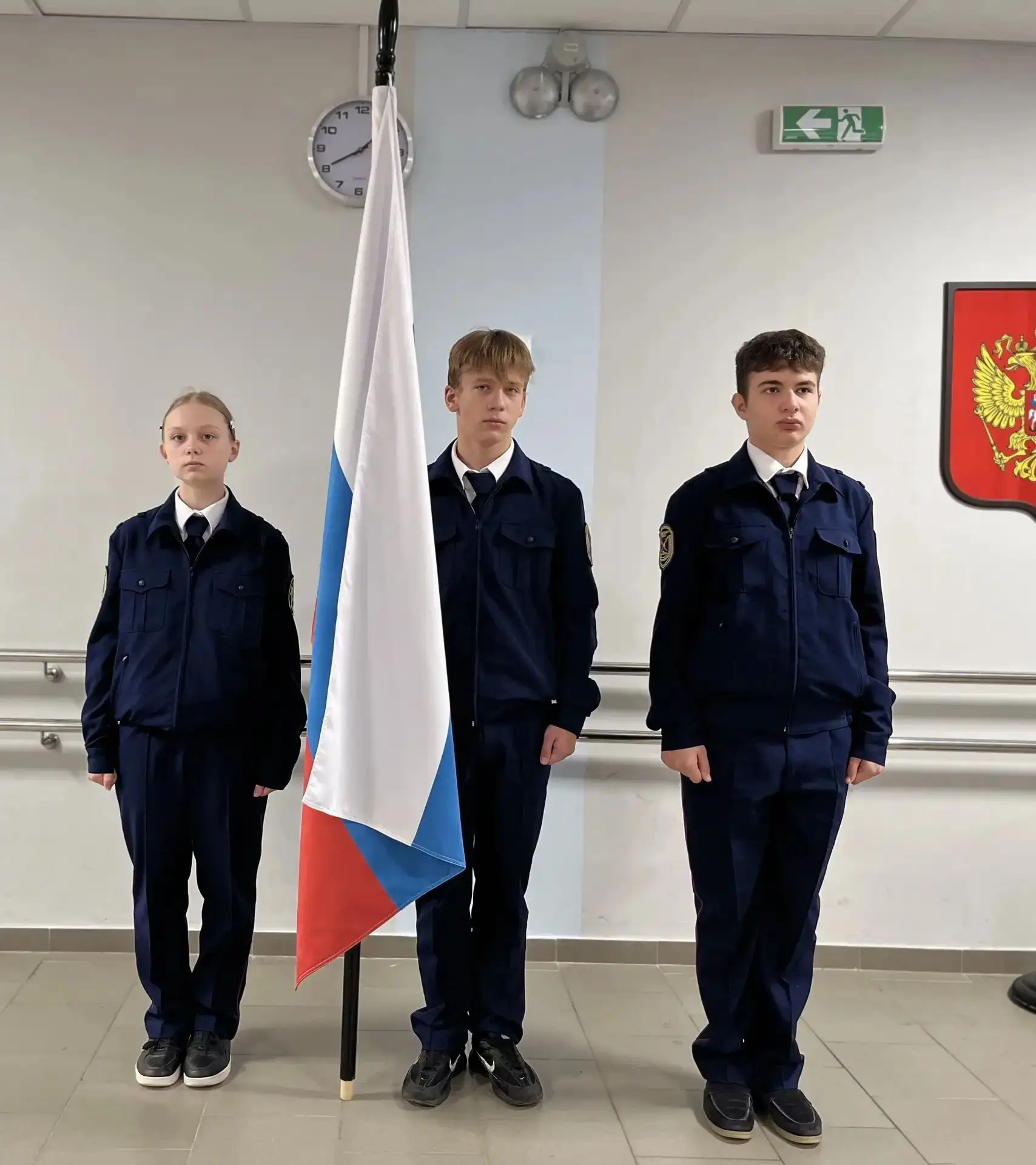 🇷🇺 По традиции утро понедельника в школе началось с торжественной линейки.