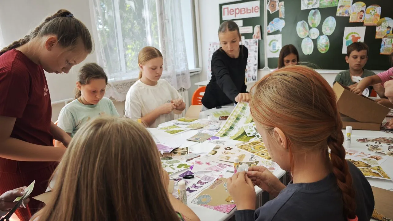 🎨 Творчество, которое объединяет!

В школьном лагере «ЭкоПланета» прошёл мастер-класс, который не о
