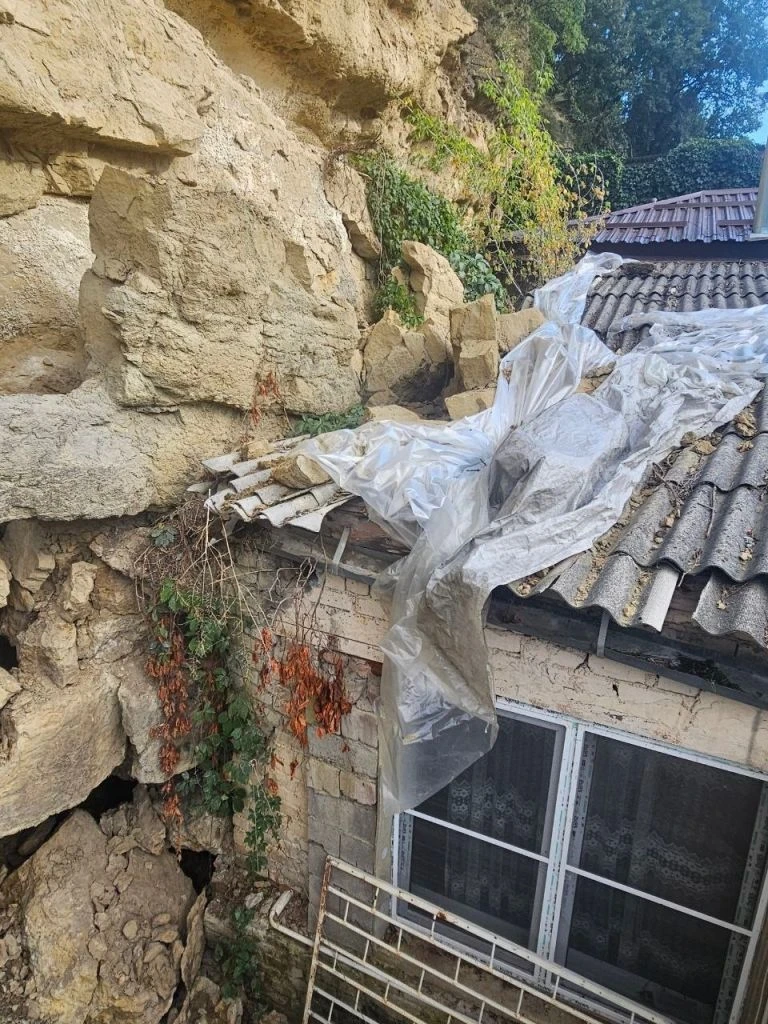 В Кисловодске скала рухнула на жилой дом