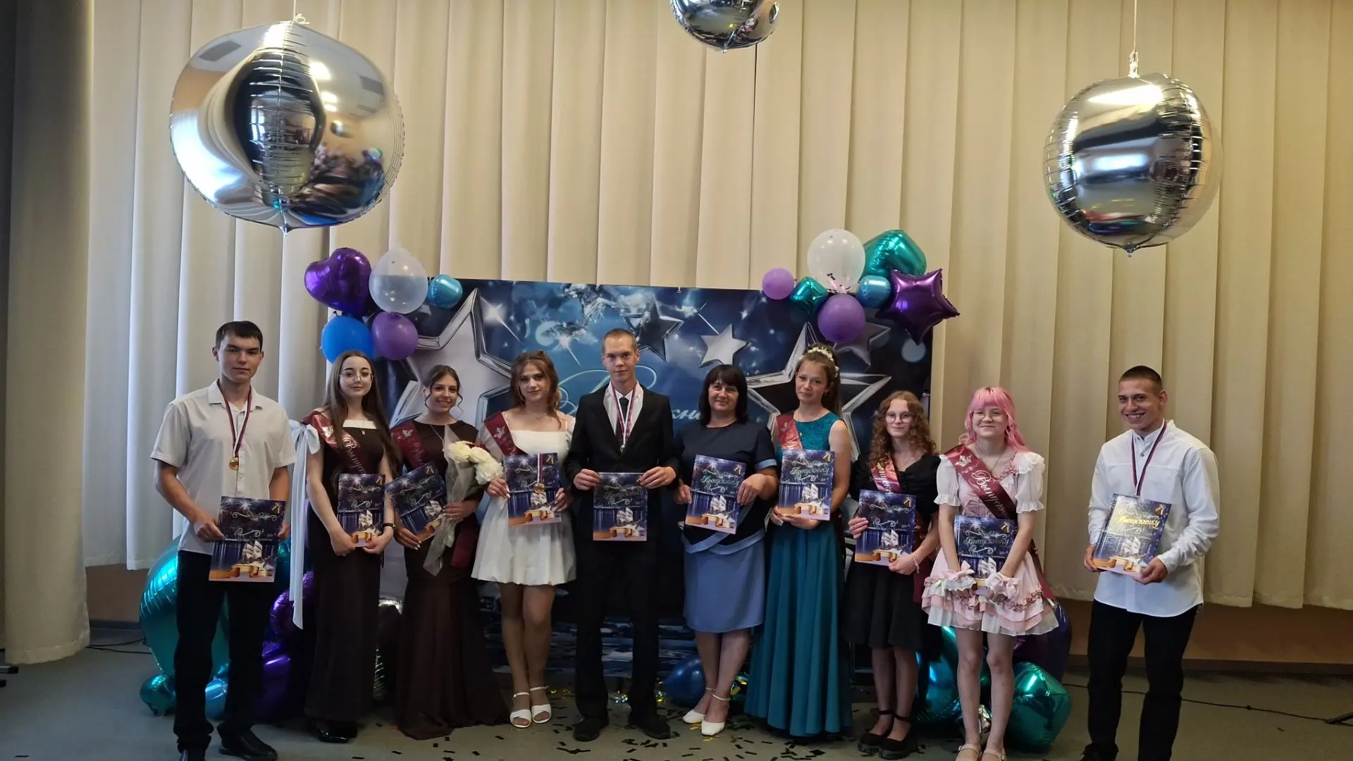🎓🥳 Вручение аттестатов 11-классникам в МКОУ Шиткинская СОШ! 🎉🎈