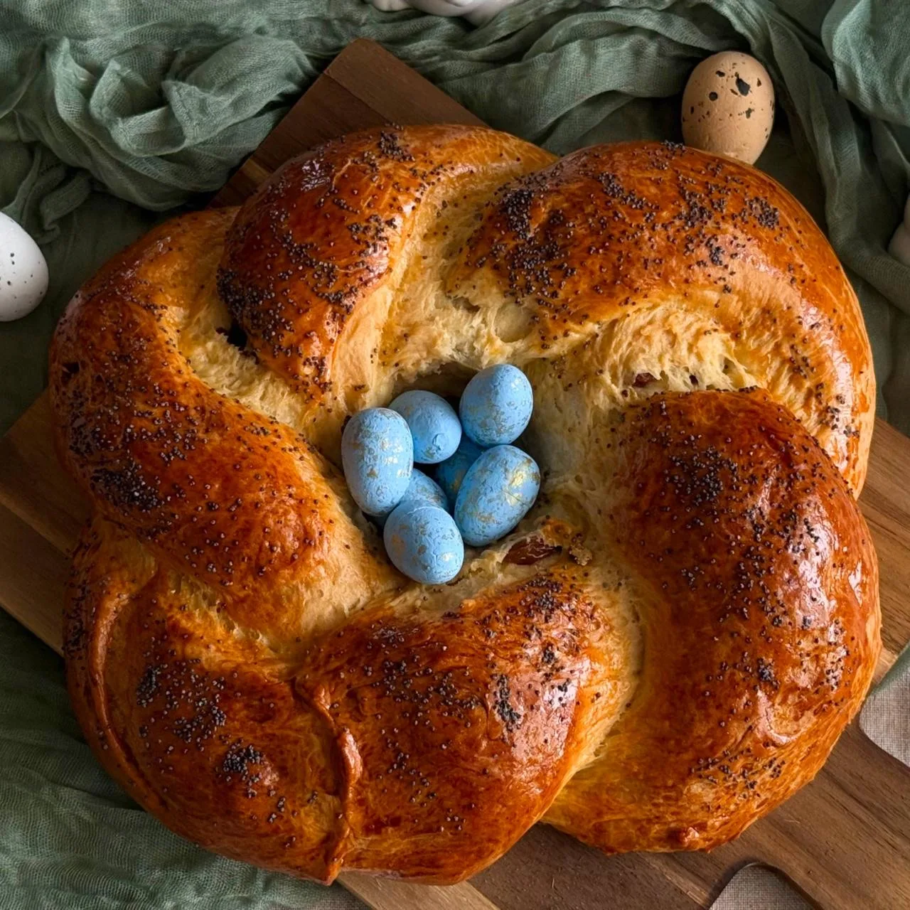 Смотрите, какой пасхальный веночек мы для вас сняли!   Он такой же вкусный, как кулич (и тоже готови