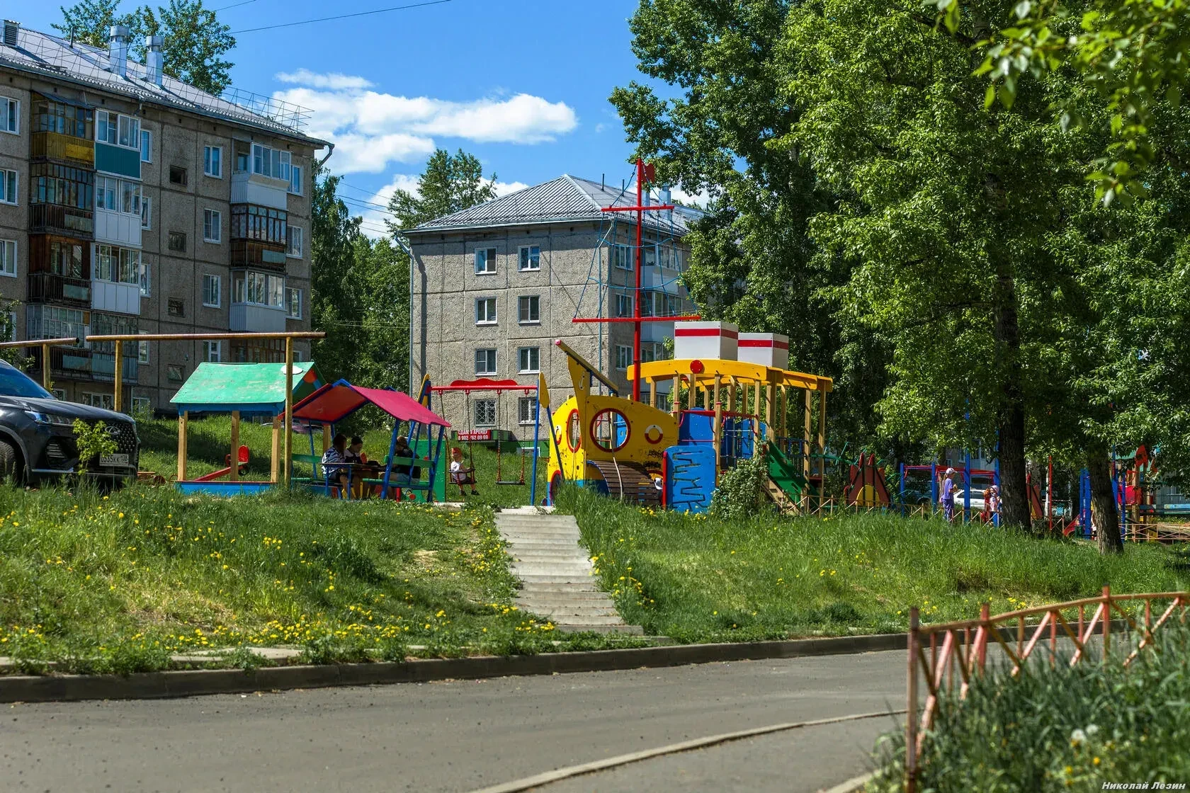 Усть-Илимск в июне. Летние улицы левобережной части города 🌳
 
(Фото: Николай Лезин)