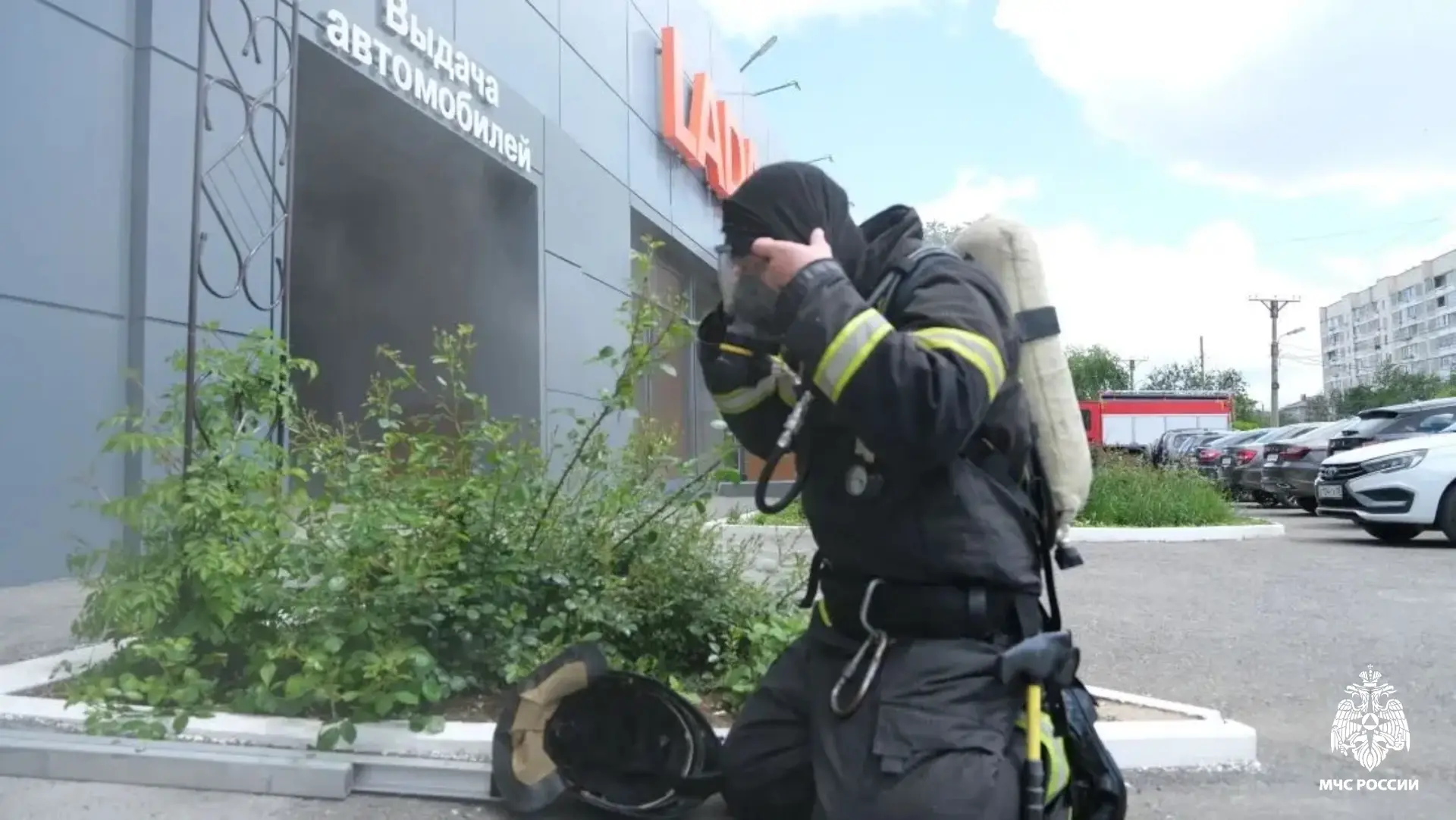 🔹В Элисте сотрудники МЧС Калмыкии ликвидировали пожар в автосалоне  🔹Сегодня, в 11:59 поступило сооб
