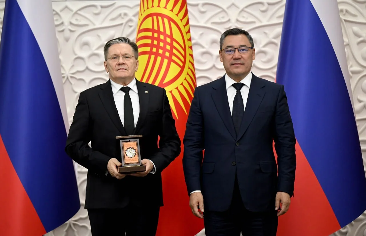Садыр Жапаров вручил главе "Росатома" Алексею Лихачеву орден "Достук"