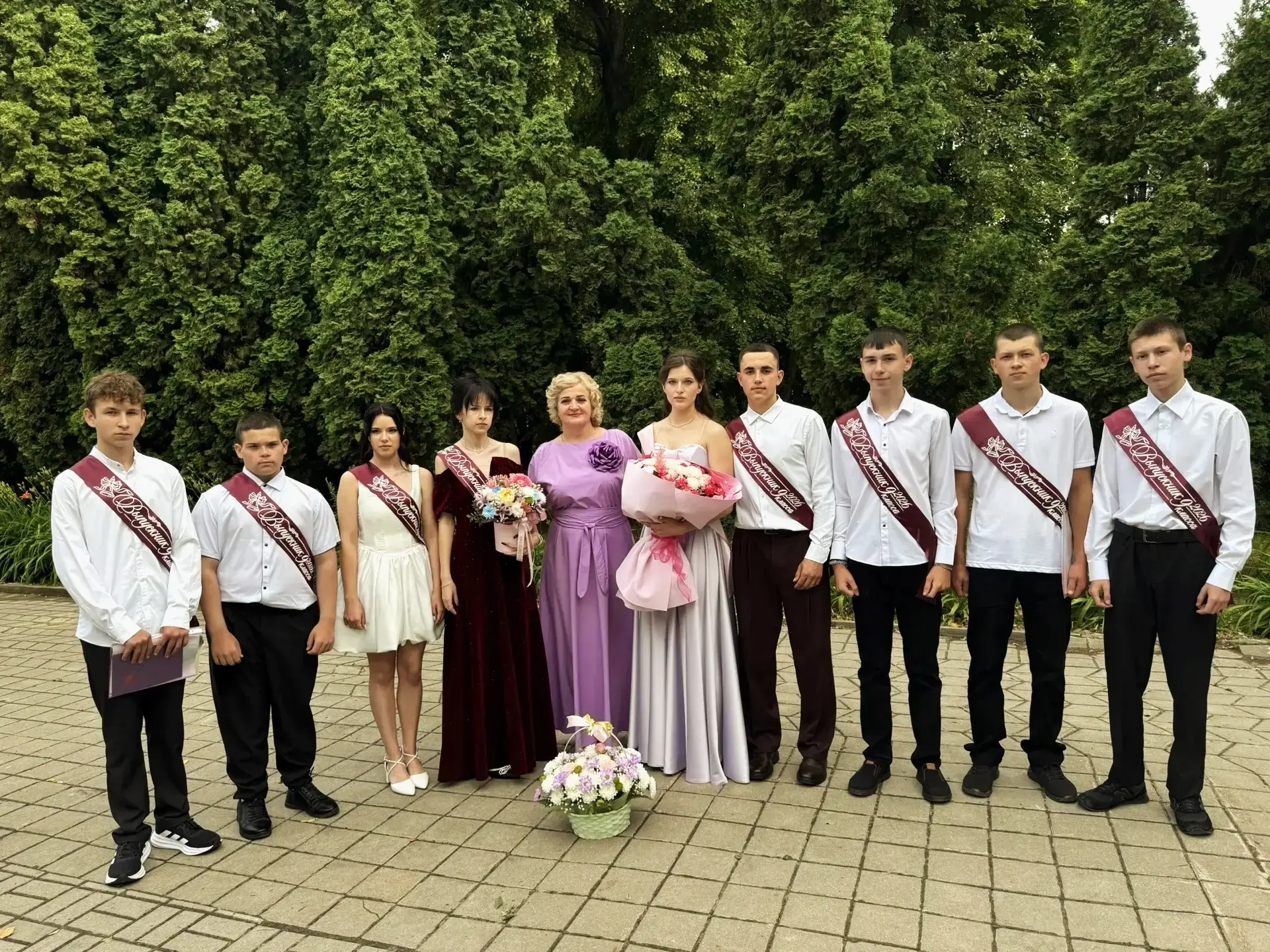 В добрый путь, наши выпускники!

27 июня прошел торжественный Выпускной вечер для учеников 9 и 11 кл