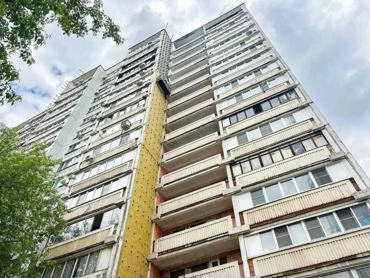 🛠 На Первомайской начался капремонт трёх 16-этажек — дома 106, 110 и 116. Фасады обнов...